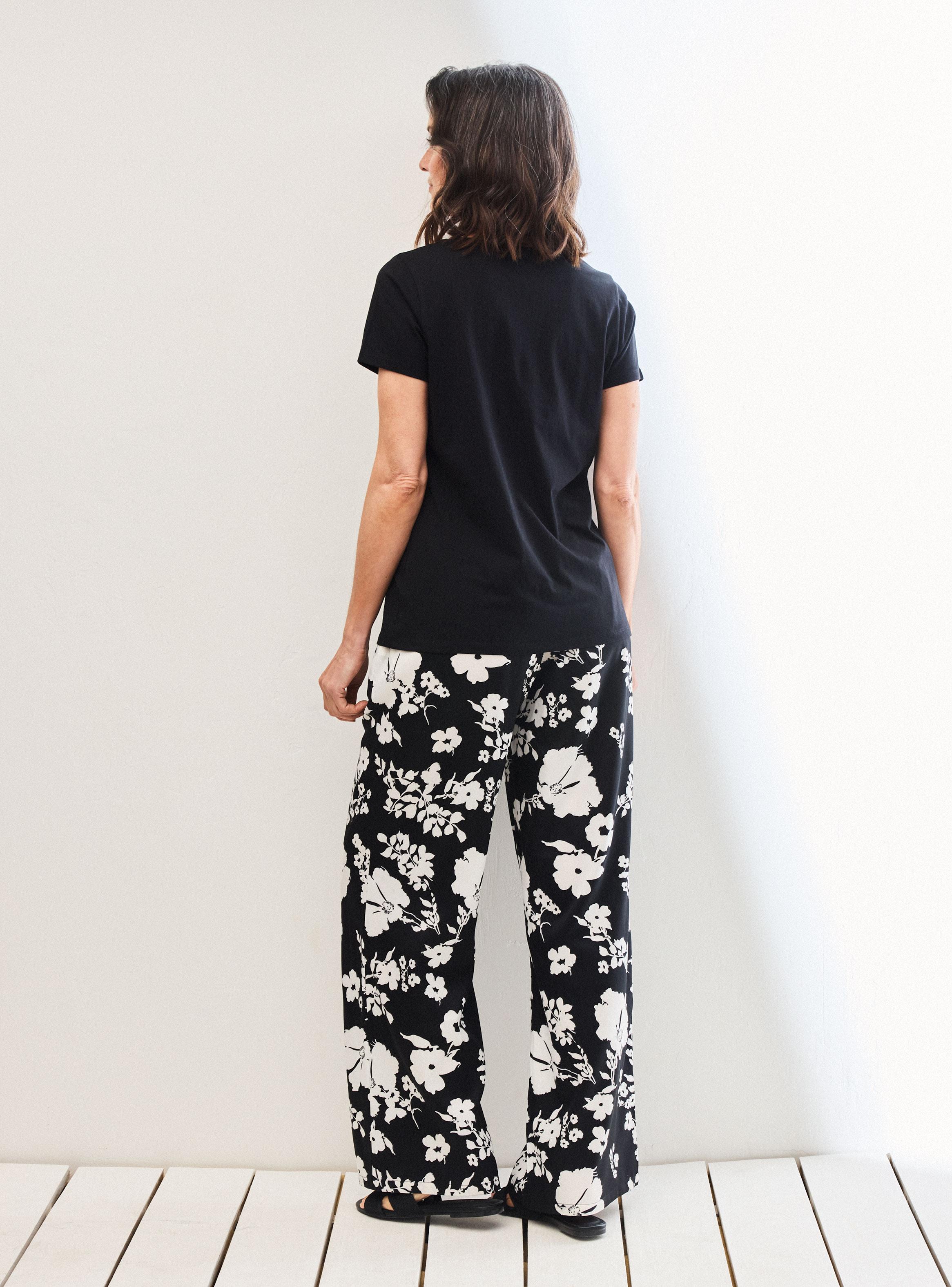 Polera Básica con Gráfica Frontal Detalle Bordado-5