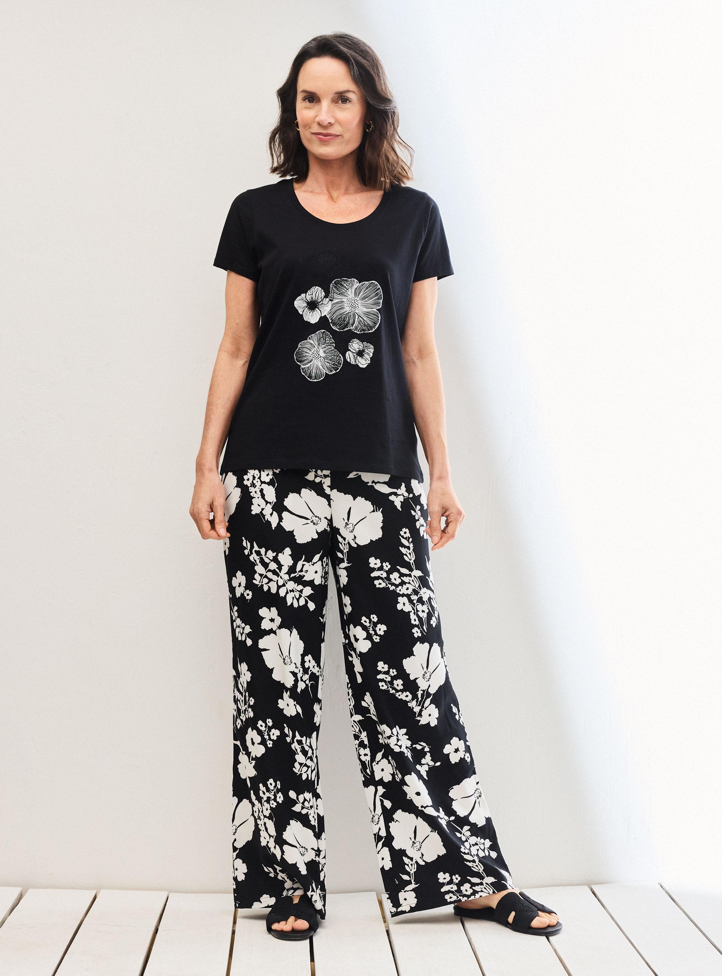 Polera Básica con Gráfica Frontal Detalle Bordado-4