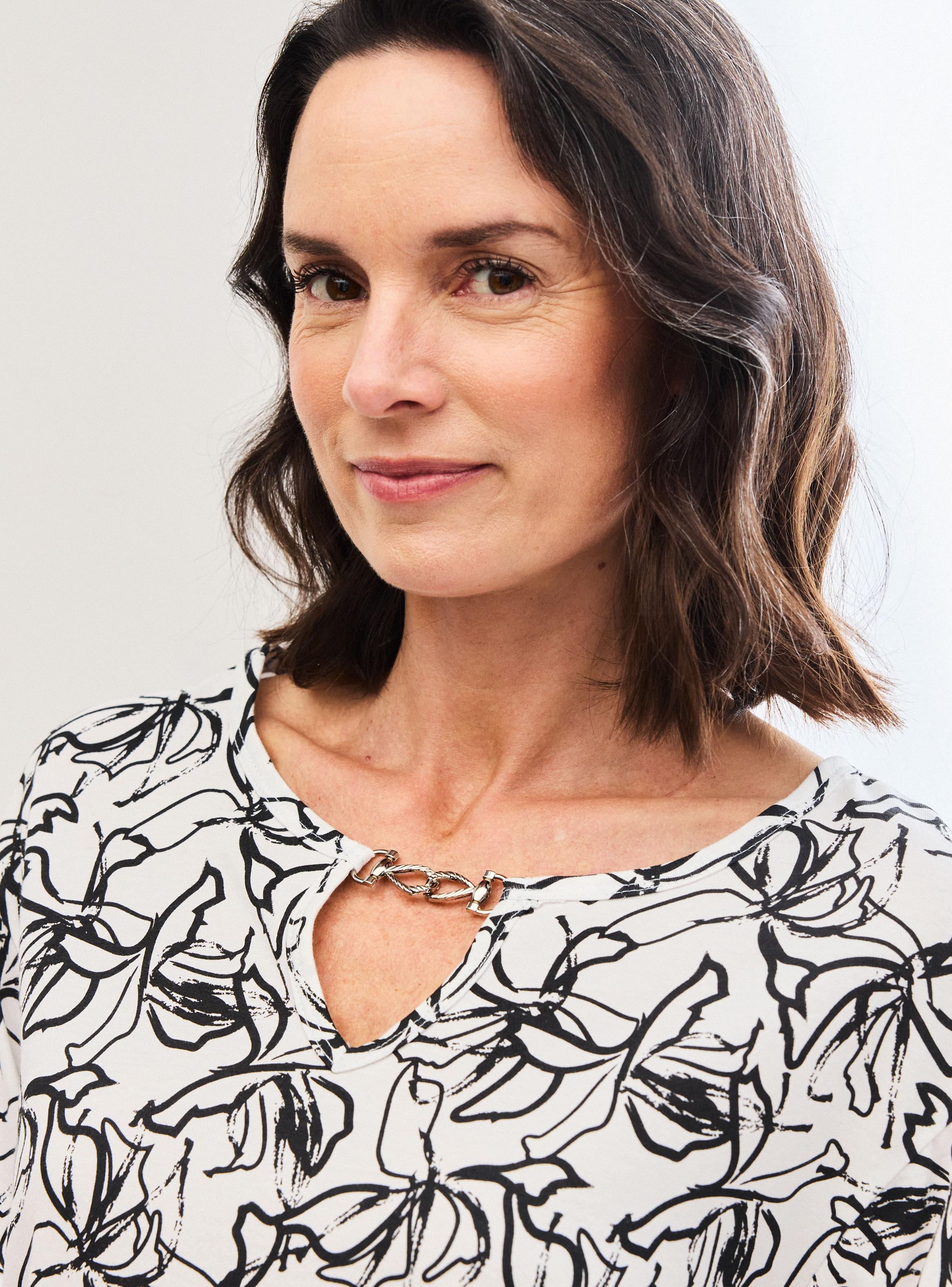 Polera Accesorio en Escote Manga Poeta Corta-2