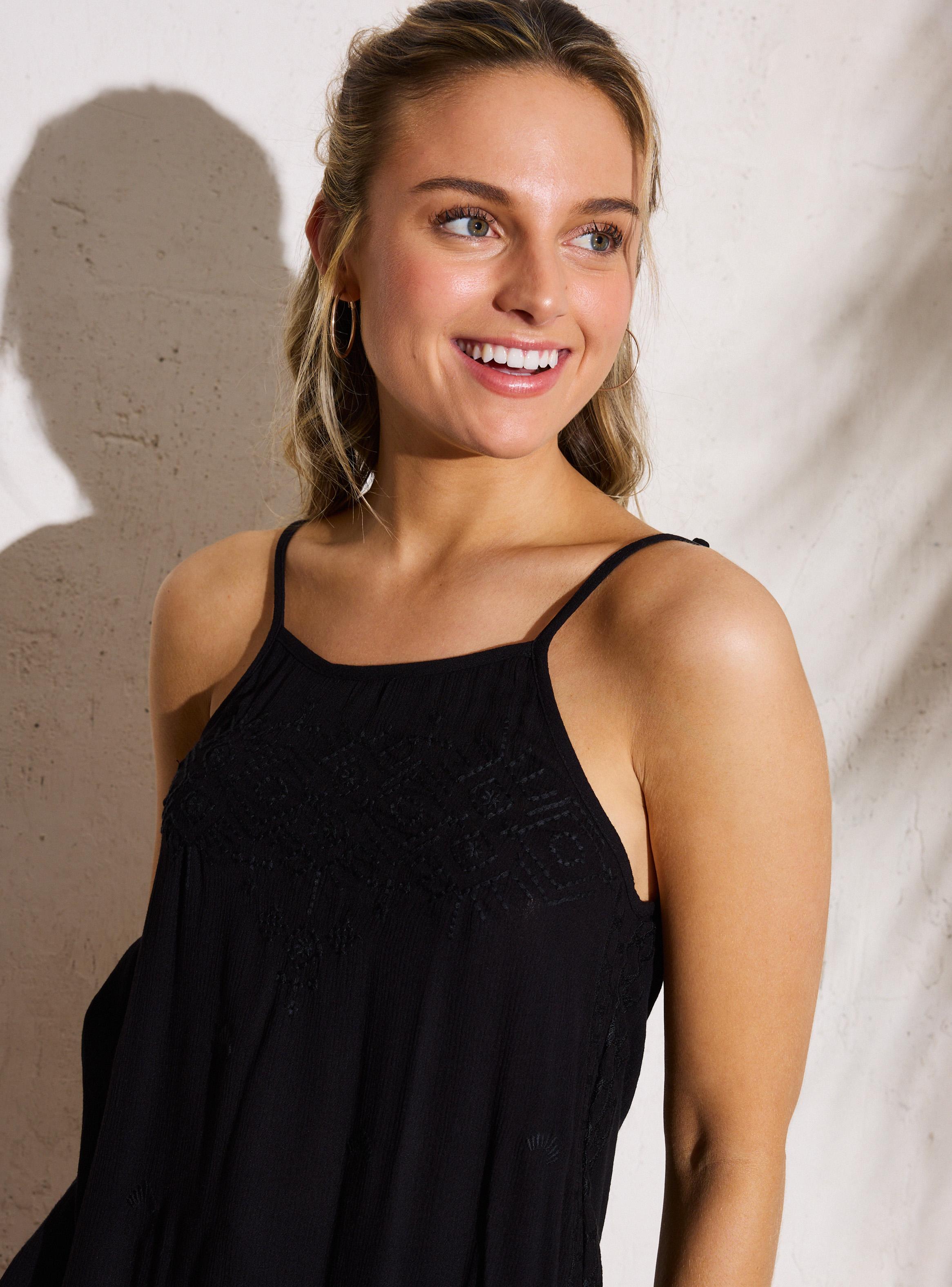 Blusa Pabilo con Bordado y Aberturas Laterales-2