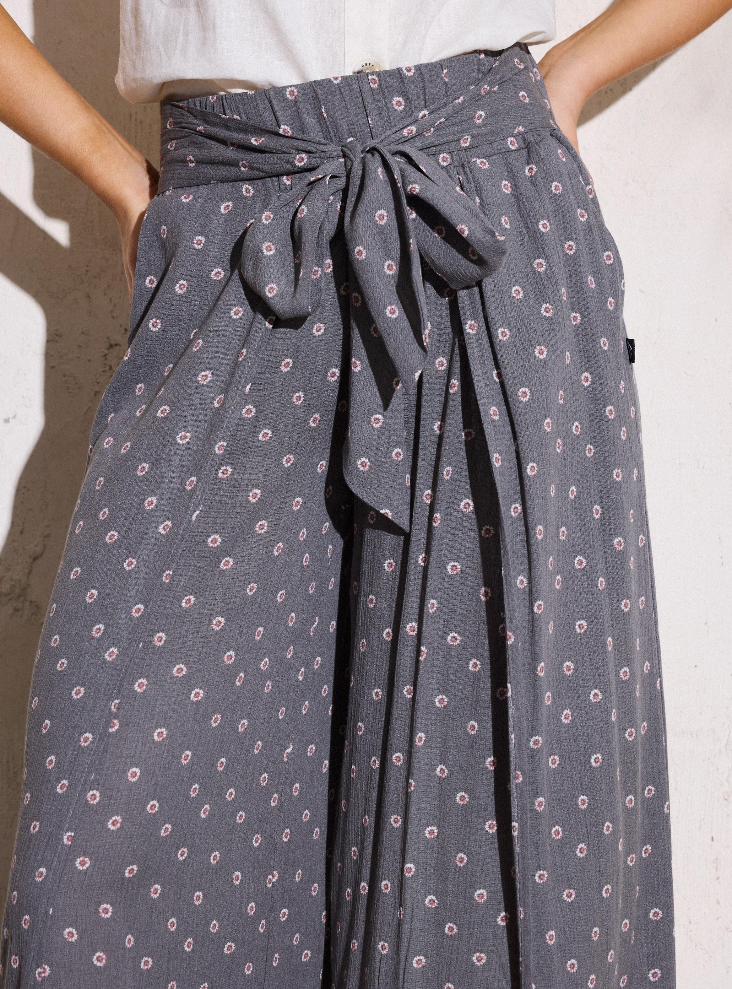 Pantalón con Amarra Decorativa y Aberturas en Piernas-2