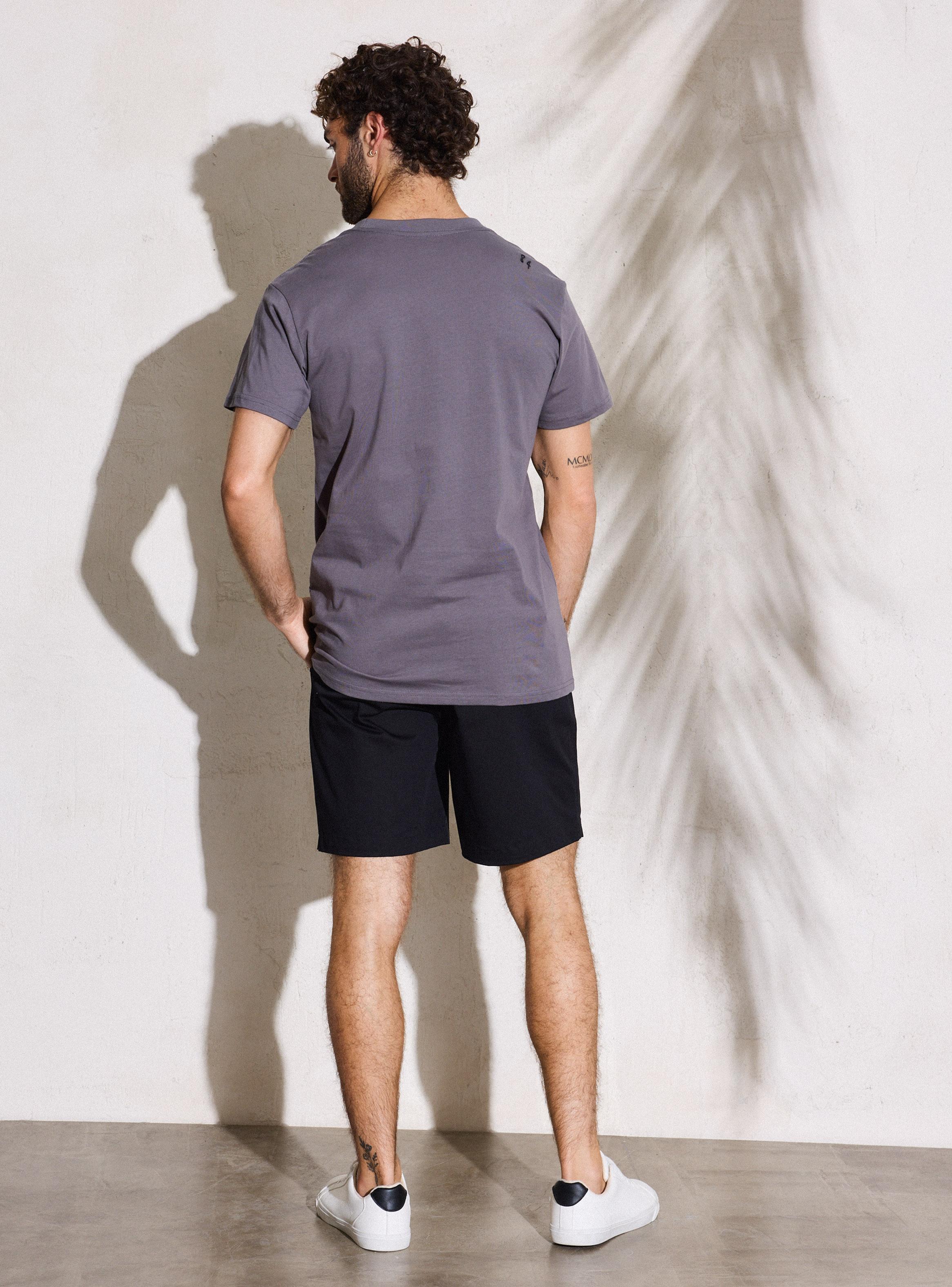 Polera Estampado de Goma en Pecho-5