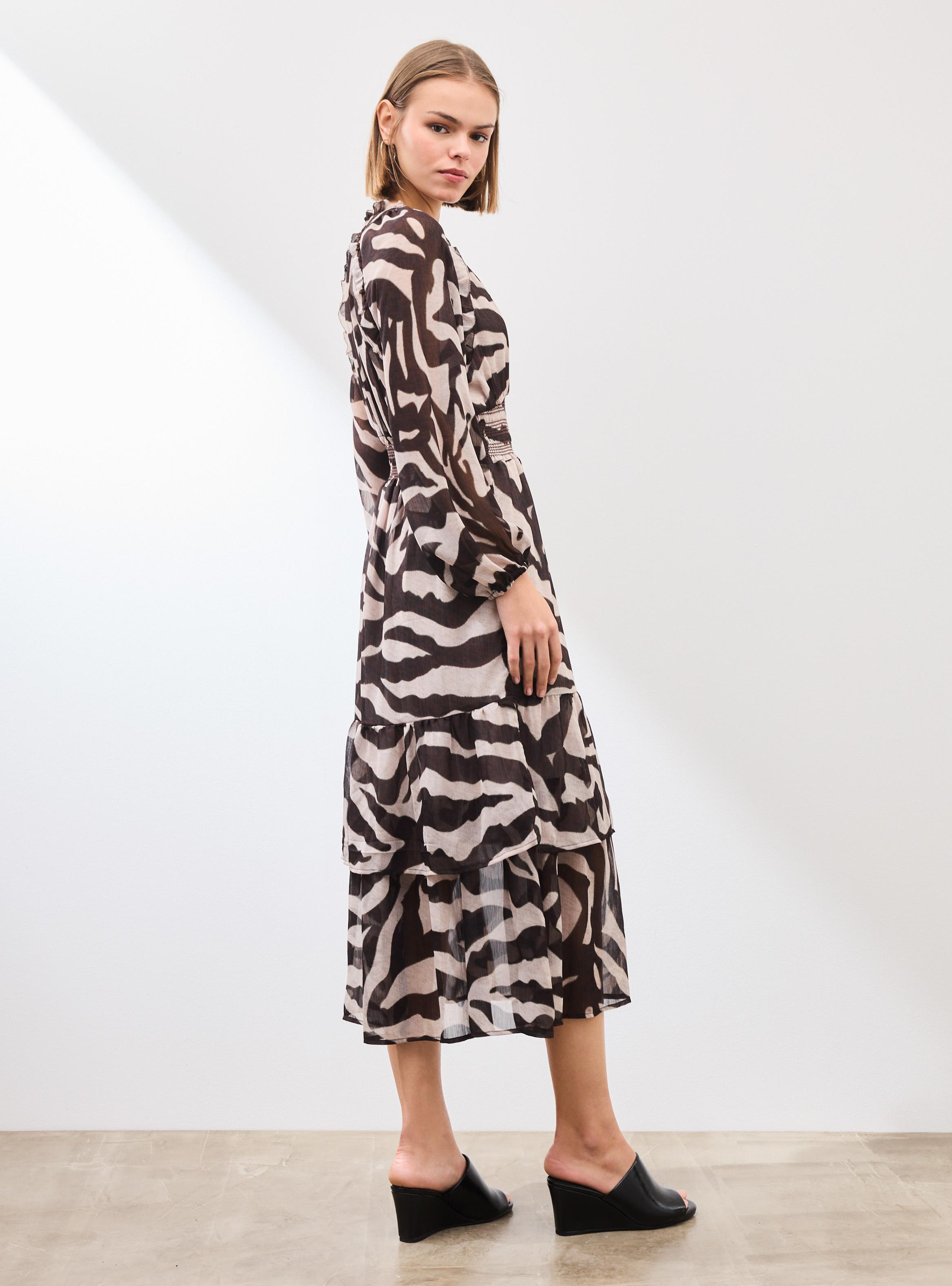 Vestido Largo con Cintura Elasticada y Vuelos-5