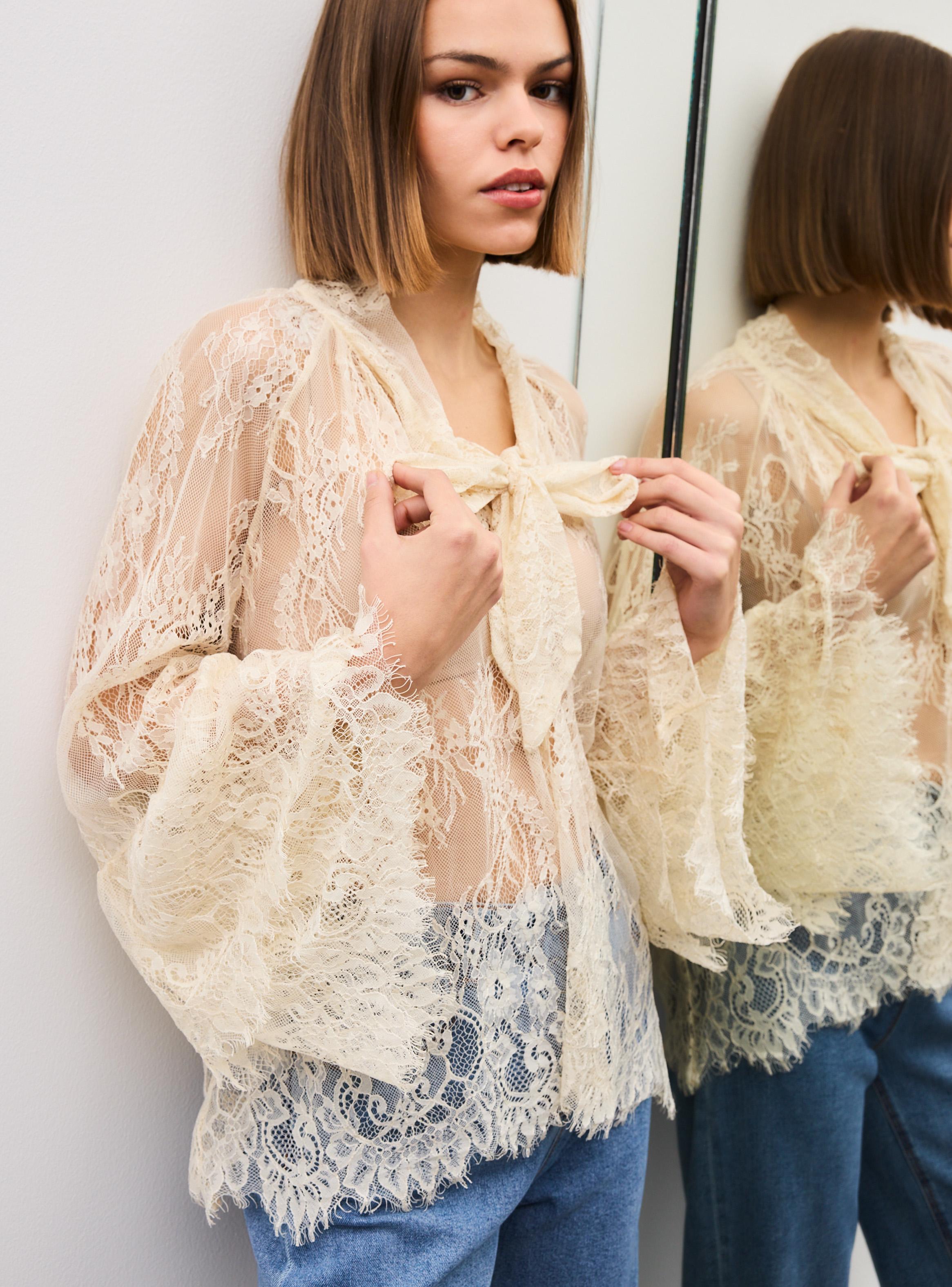 Blazer Encaje Cuello Alto y Mangas Vuelos-2