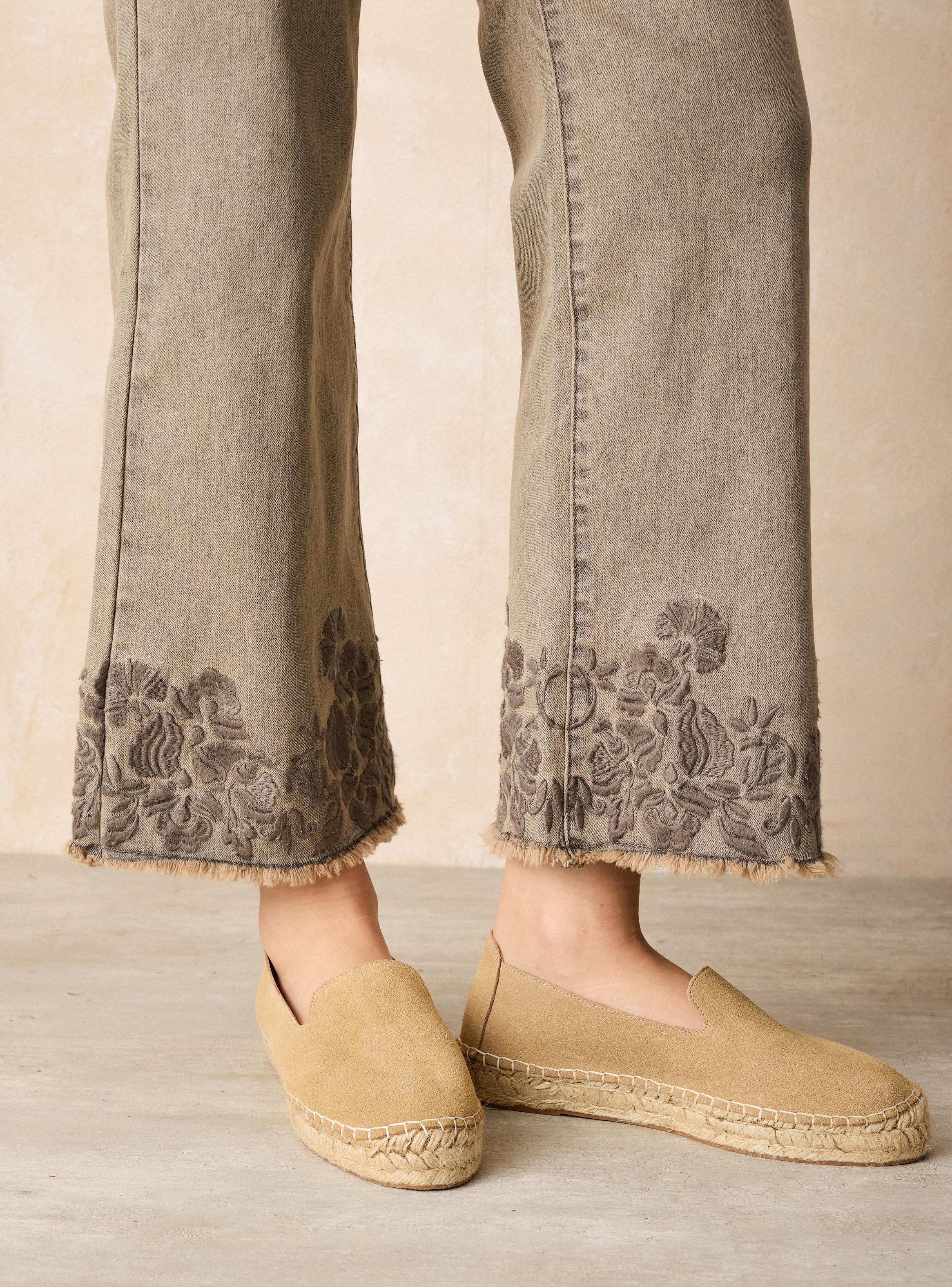 Jeans con Bordado en Ruedo-2