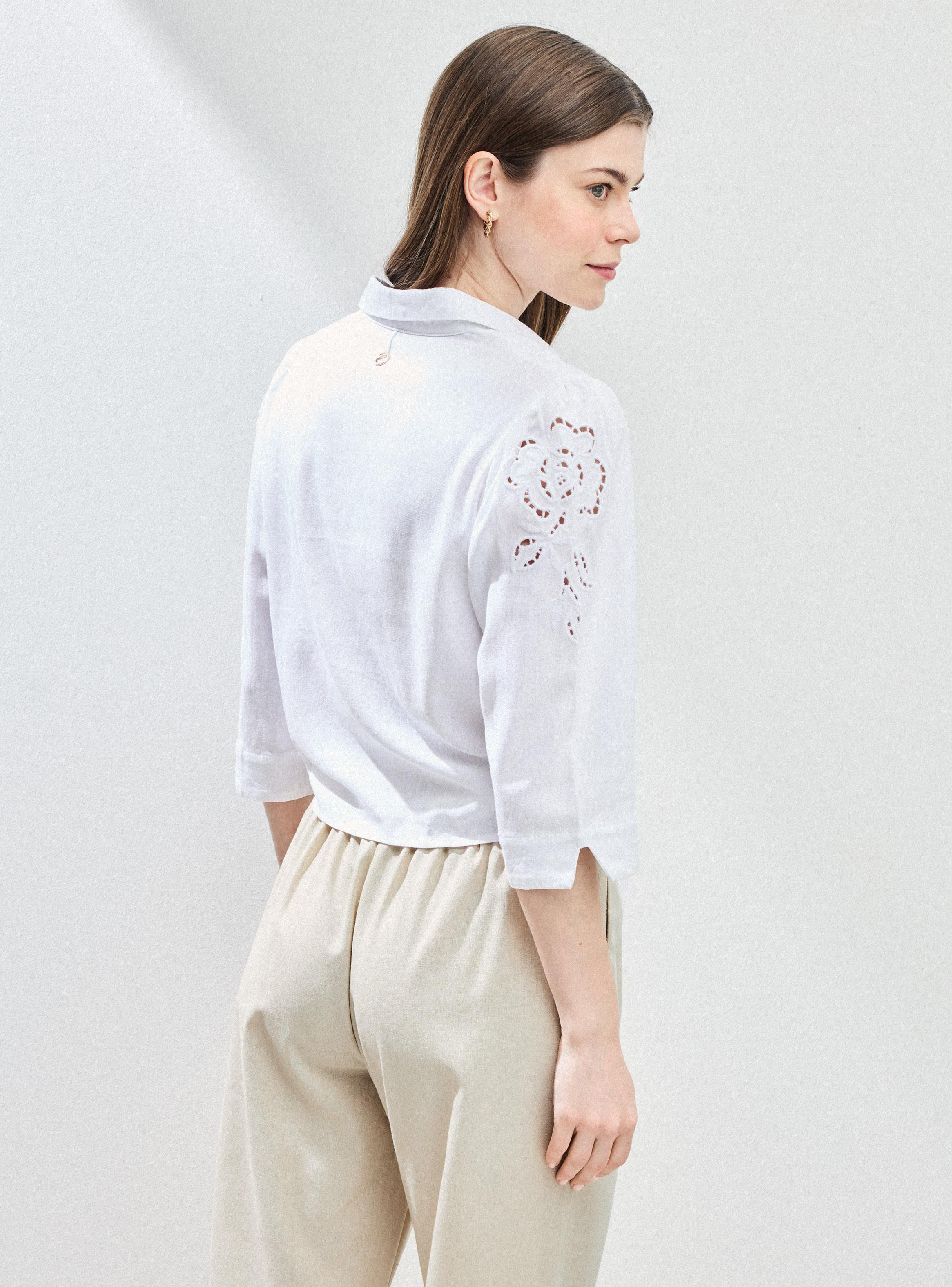 Blusa con Bordado y Nudo Ingerior-1
