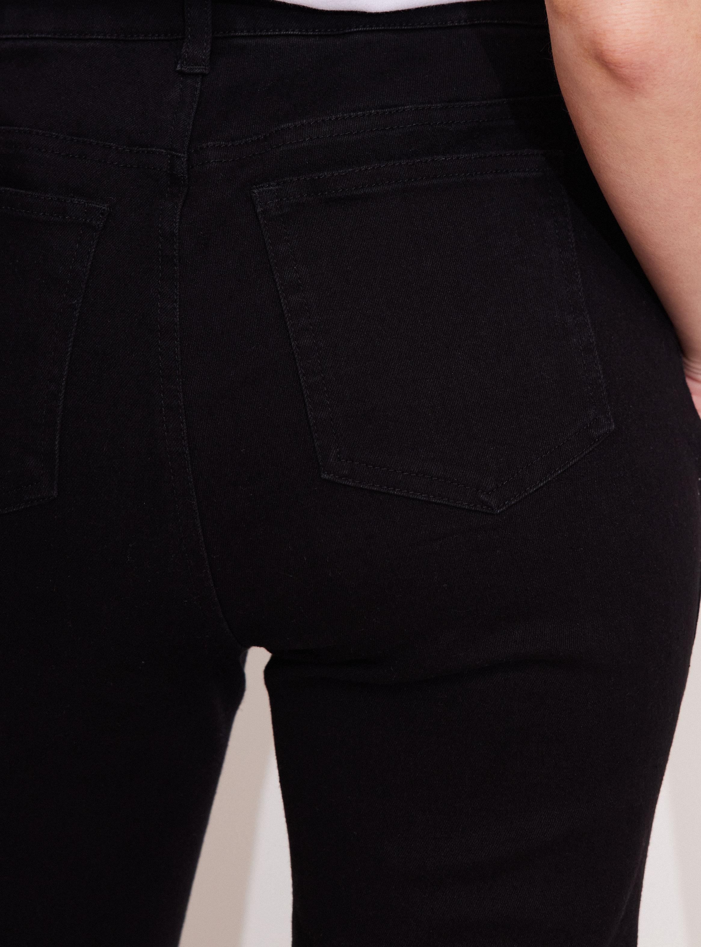 Pantalón Capri con Terminación Bordada en Piernas-3