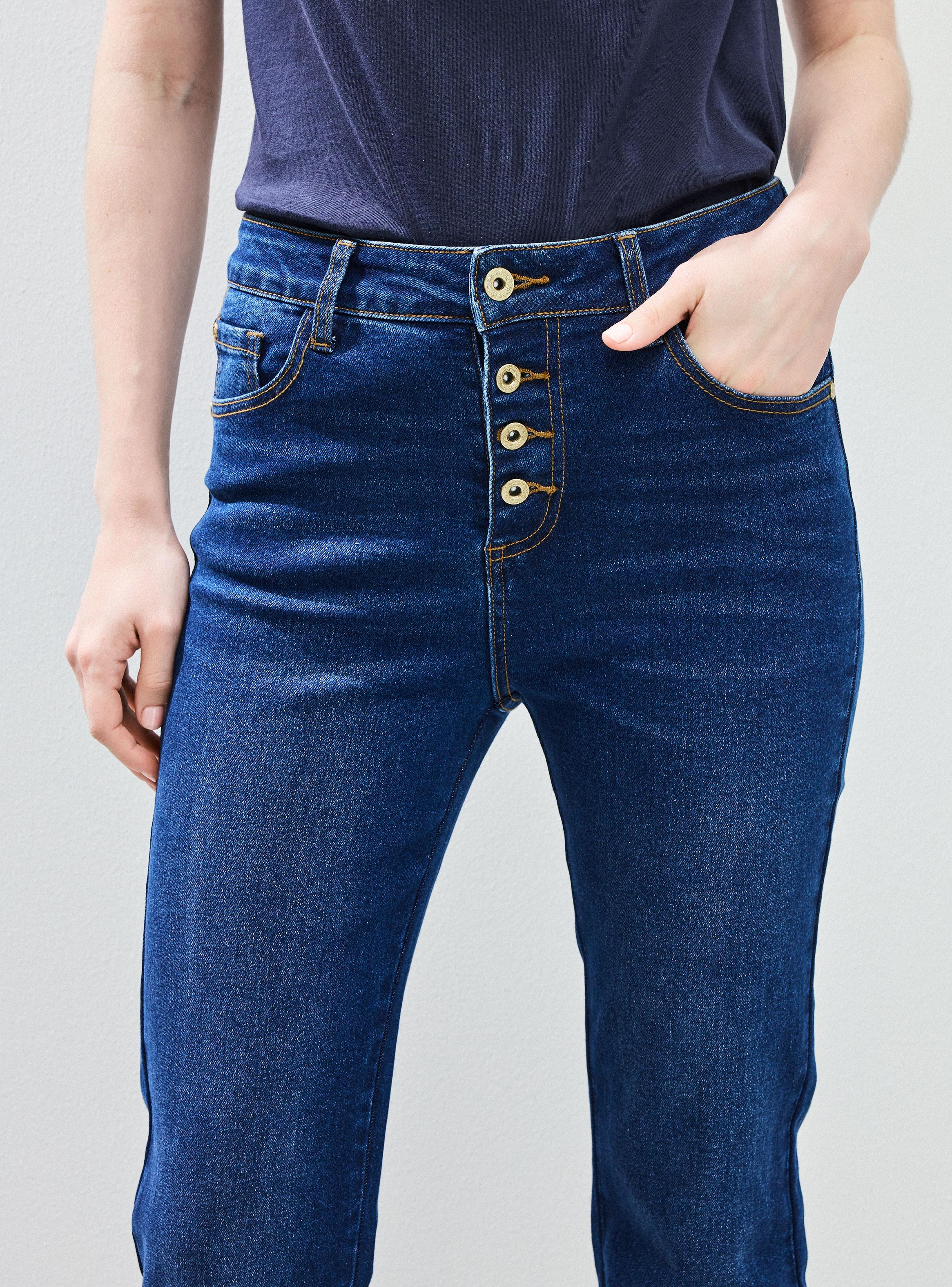 Jeans Kick Flare con Botones a la Vista-2