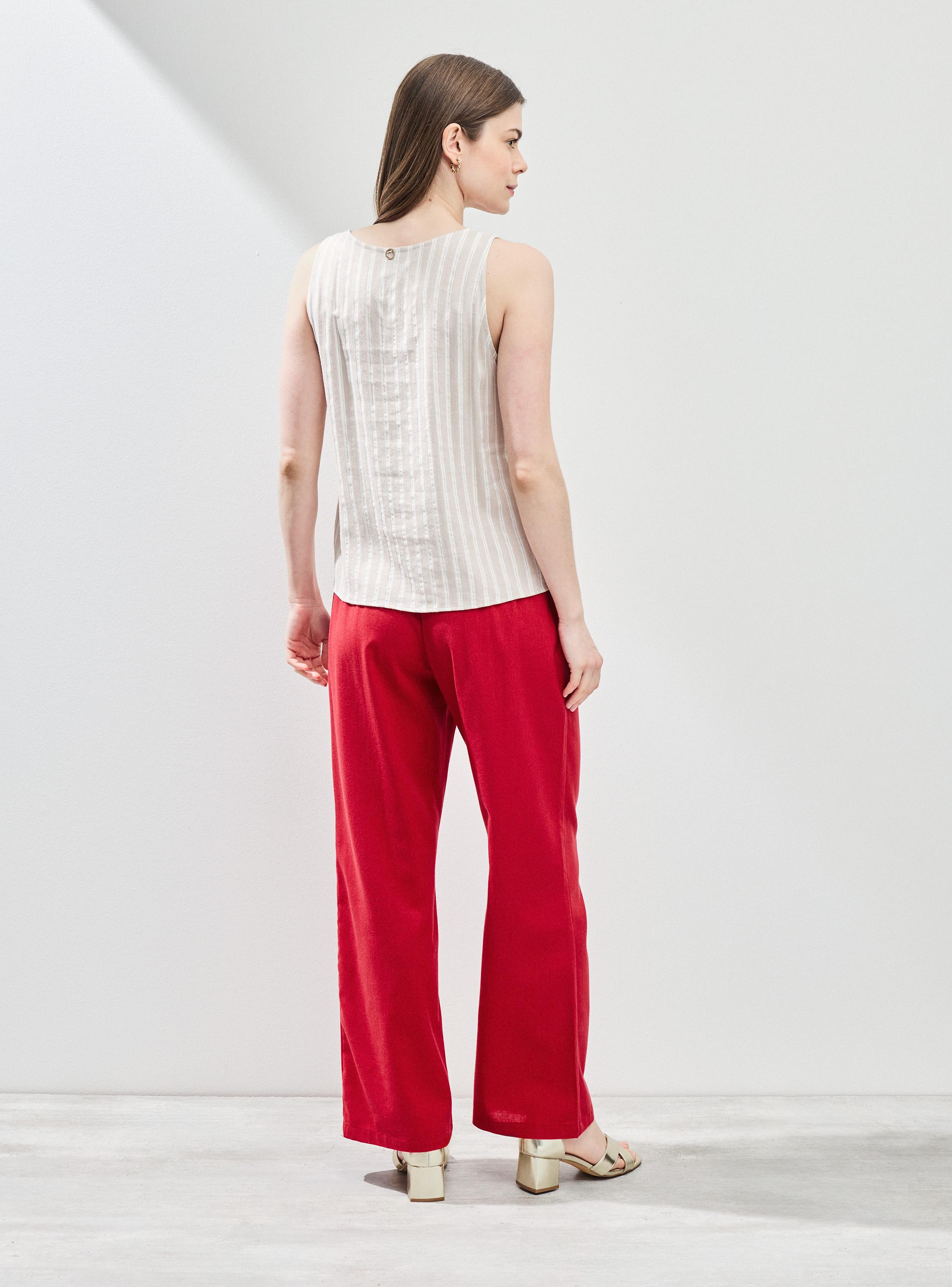 Blusa con Lino y Detalle de Botones Decorativos-5