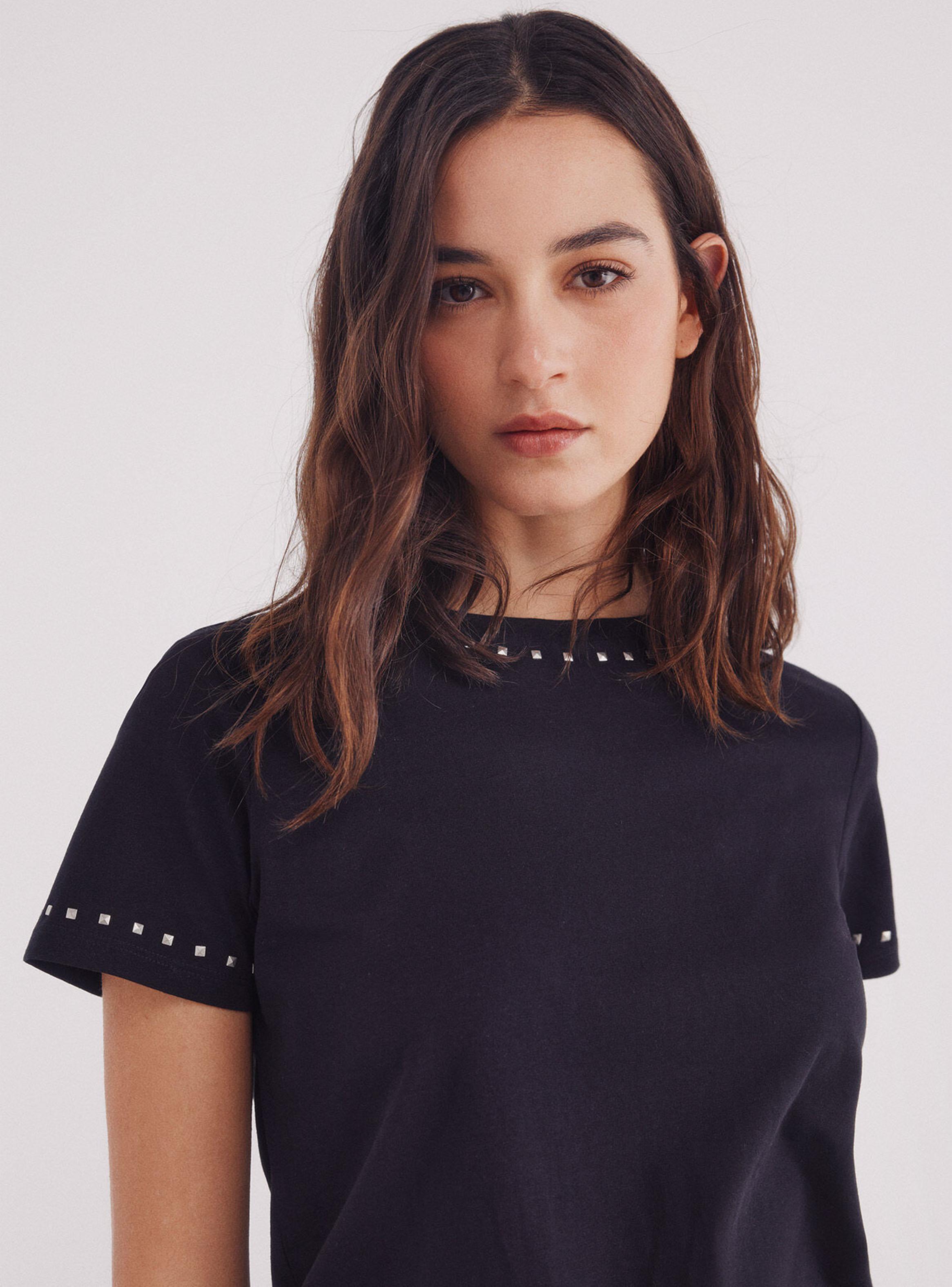 Polera Tachas Cuello y Mangas-2