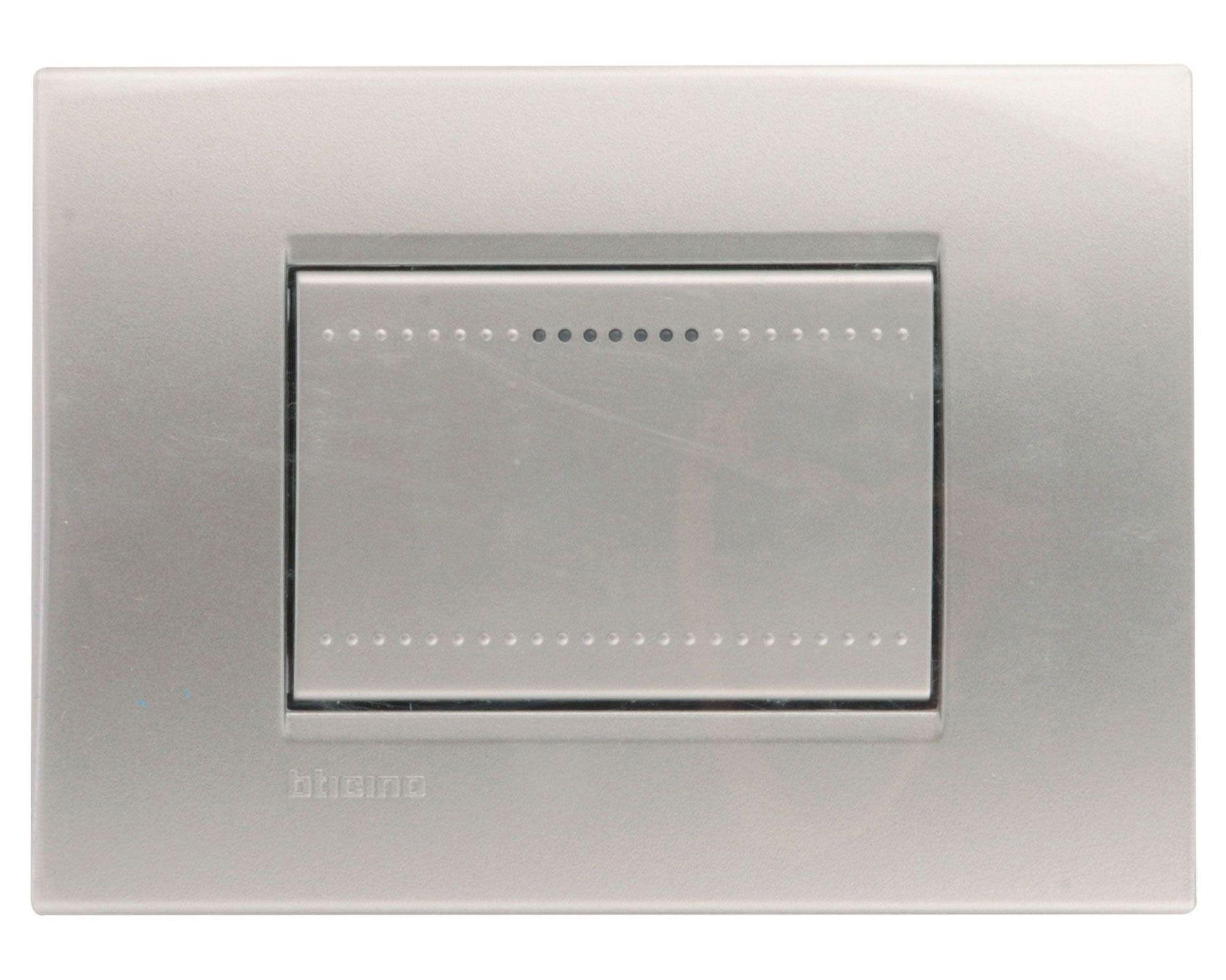 Placa armada interruptor simple 9/24 Tech Bticino-0