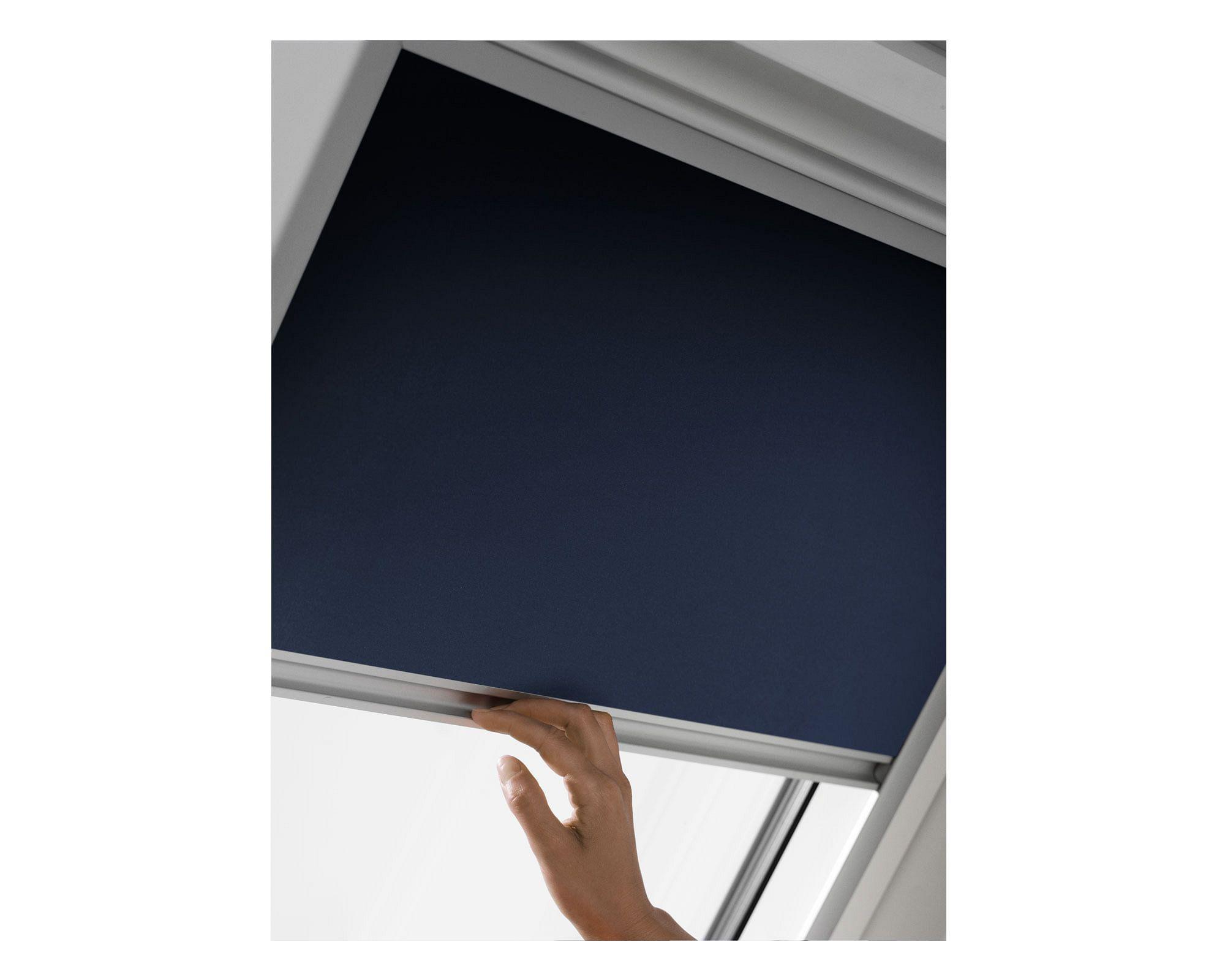 Cortina blackout SK08 azul marino Velux-3