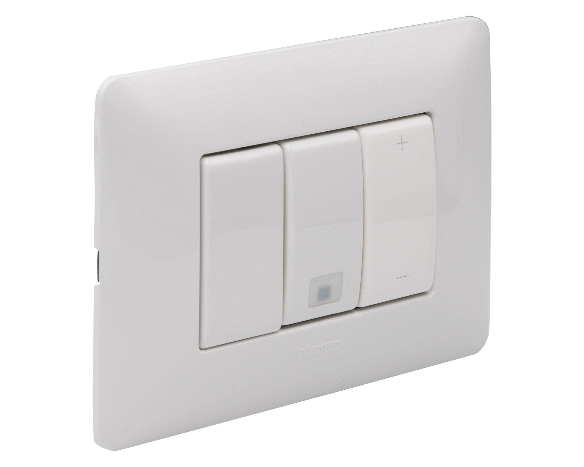 Placa armada dimmer LED + toma corriente 10A matix blanco Bticino-0