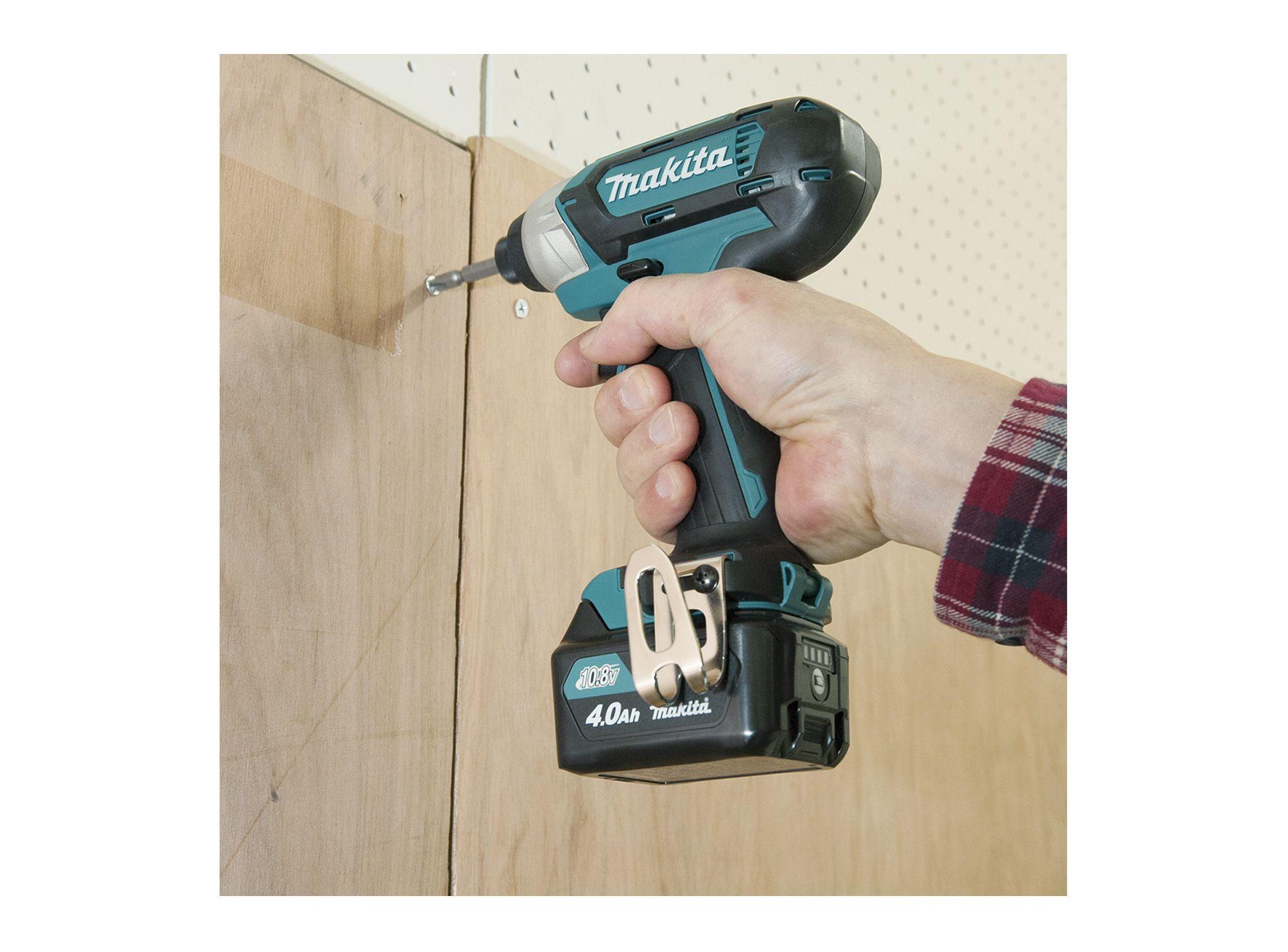 Atornillador impacto + 2 baterías + cargador TD110D verde Makita.-1