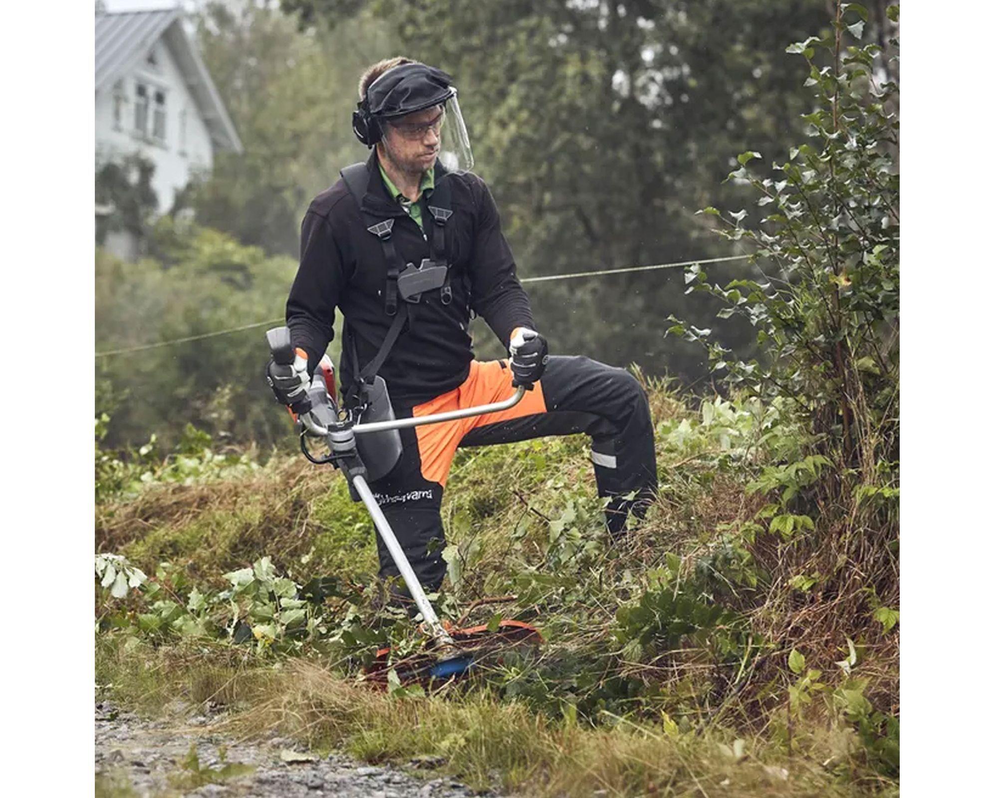 Desbrozadora combustión 32.6 cc 1.2 HP 43 cm 131R Husqvarna.-2