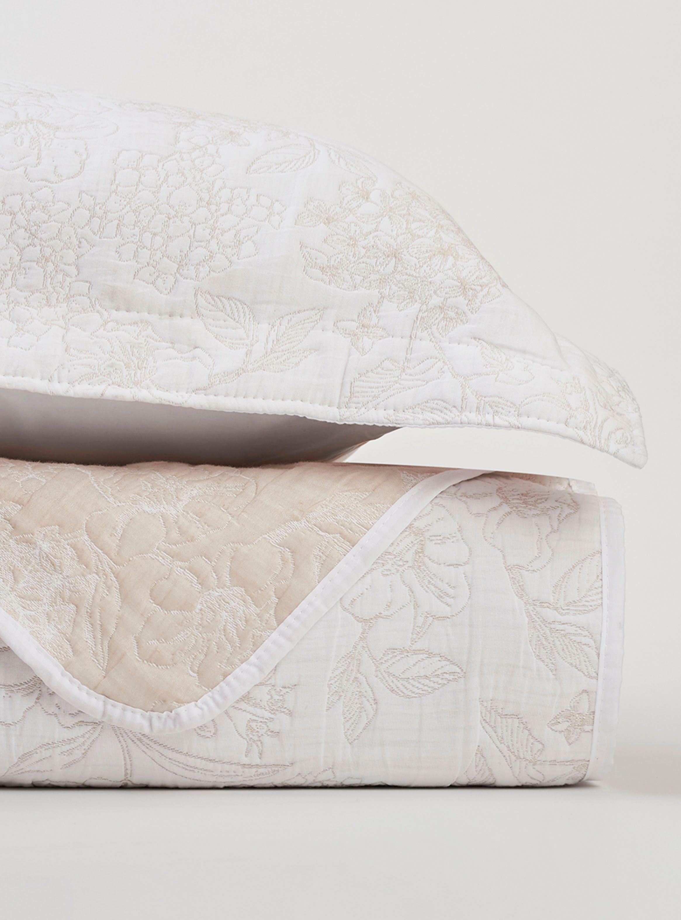 Cubrecama Jacquard Hortensias Beige 1.5 Plazas-2