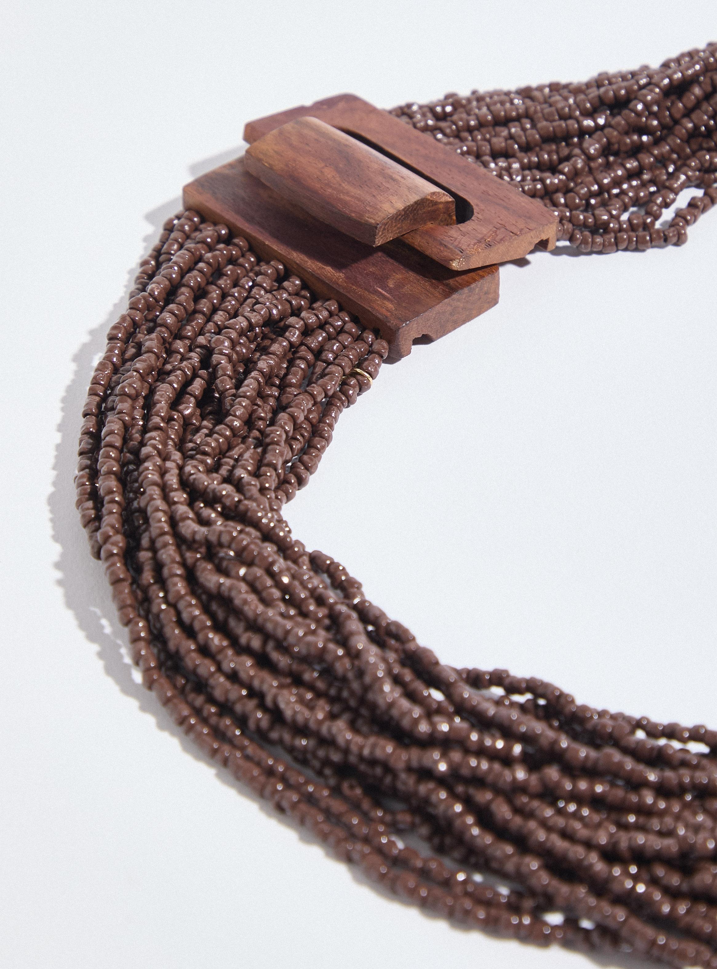 Collar Cascada de Mostacillas con Broche de Madera-3