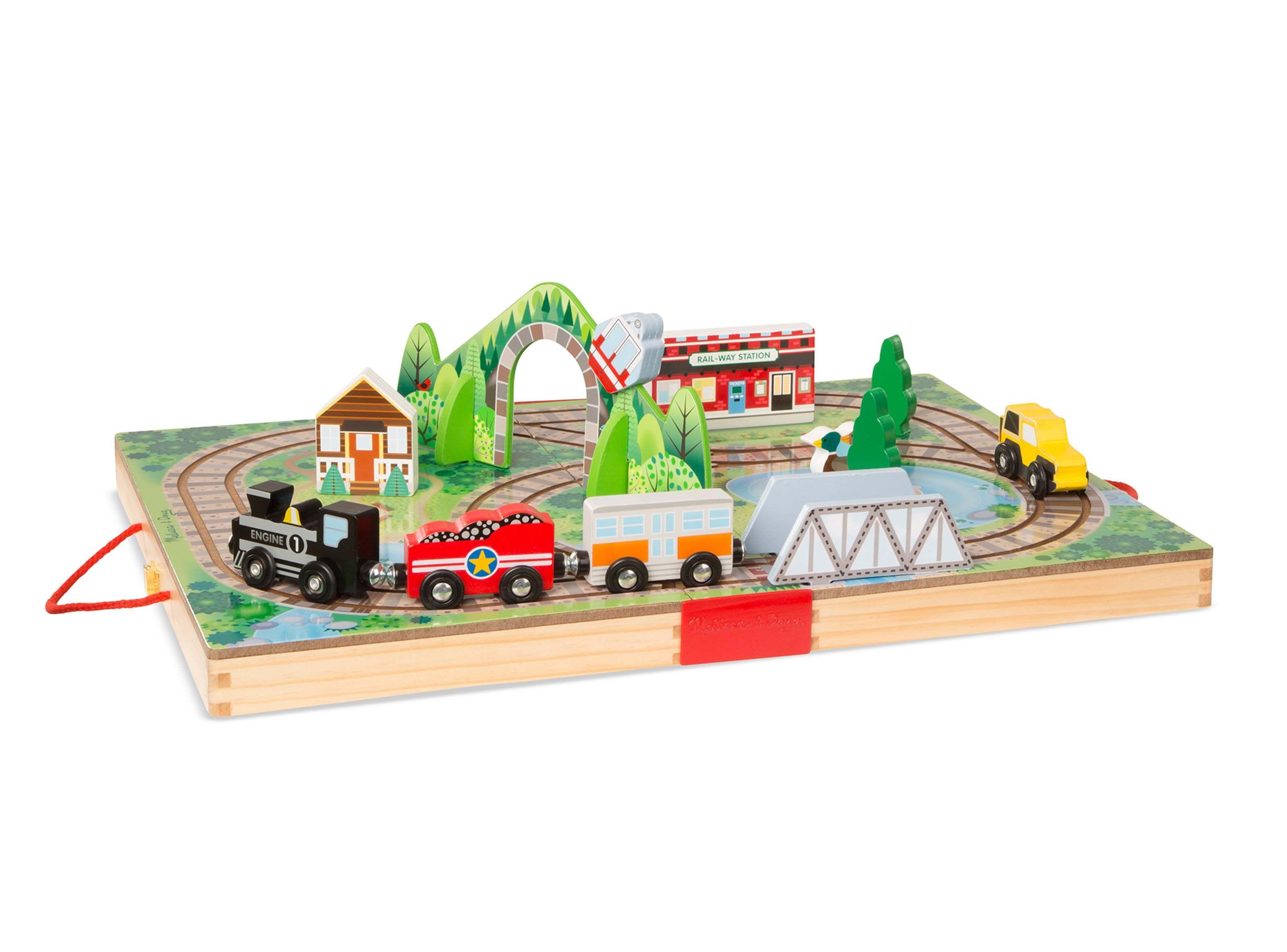 Melissa & Doug Estación de tren portátil Caramba-1