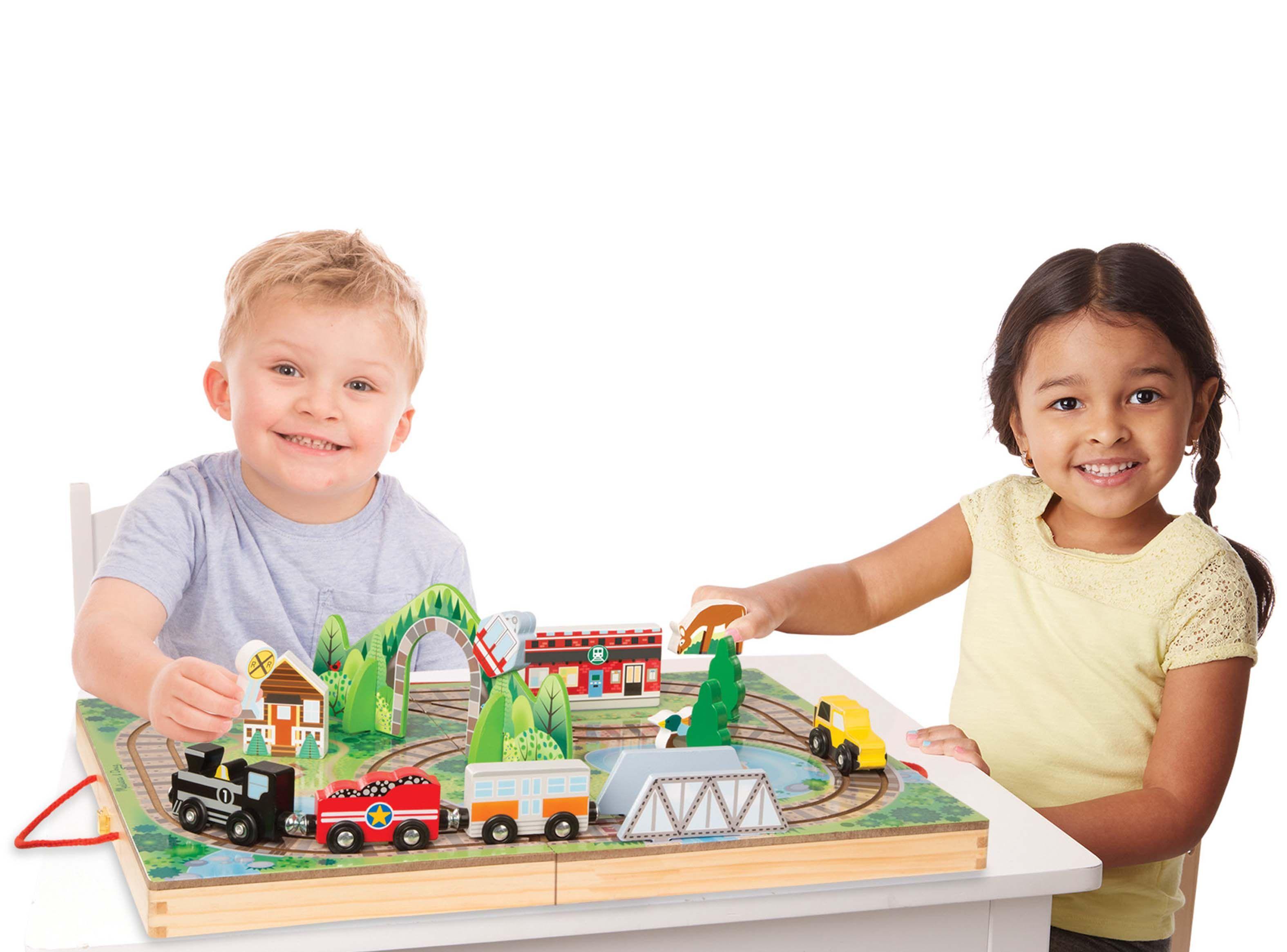 Melissa & Doug Estación de tren portátil Caramba-2