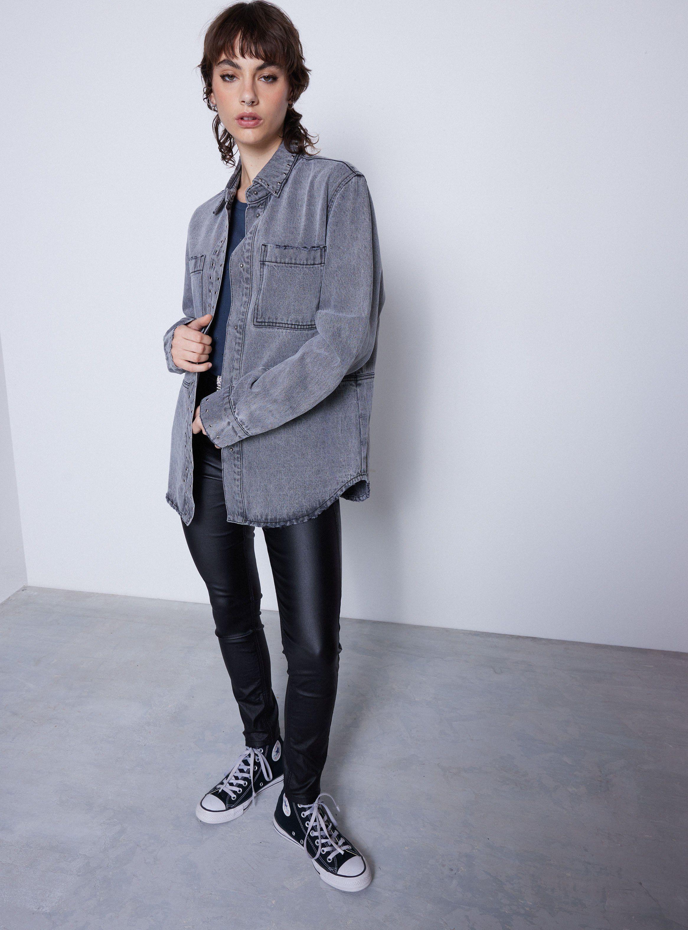 Chaqueta Denim Lavada con Aplicación-4