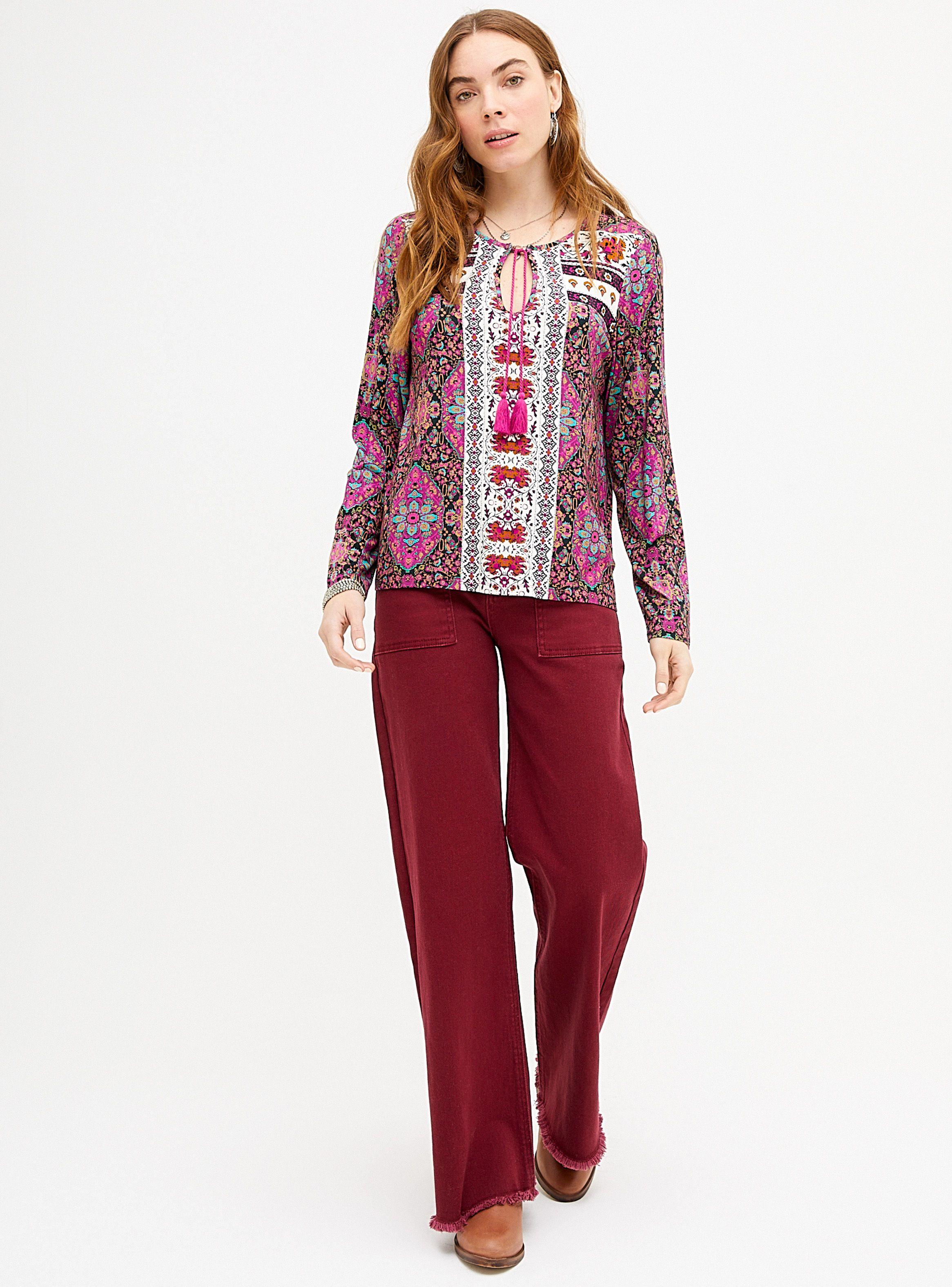 Polera Estampada con Abertura en Cuello y Terminación de Pompones-3