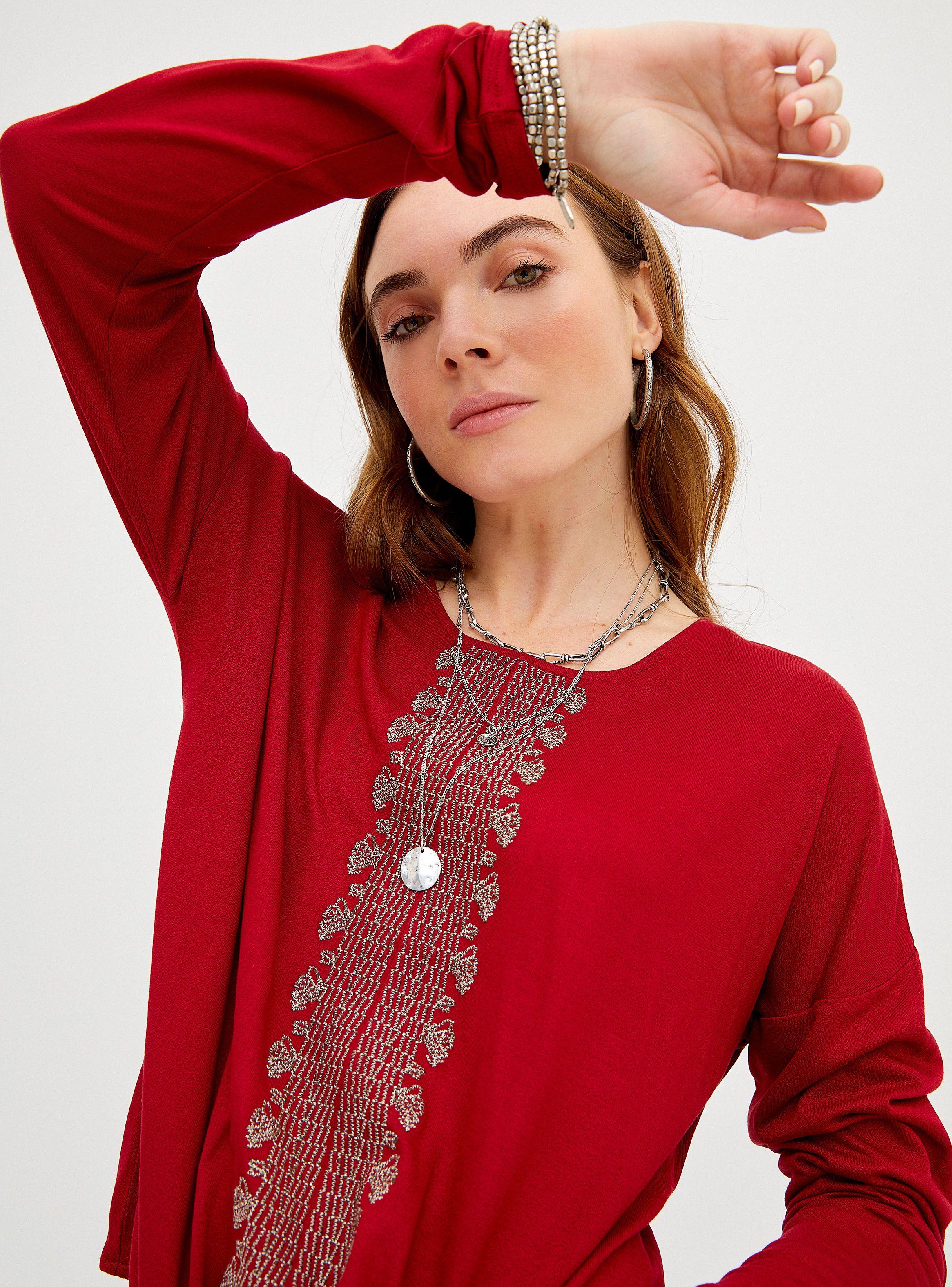 Polera Nudo en Ruedo y Bordado en Hilo de Luex en el Centro-2