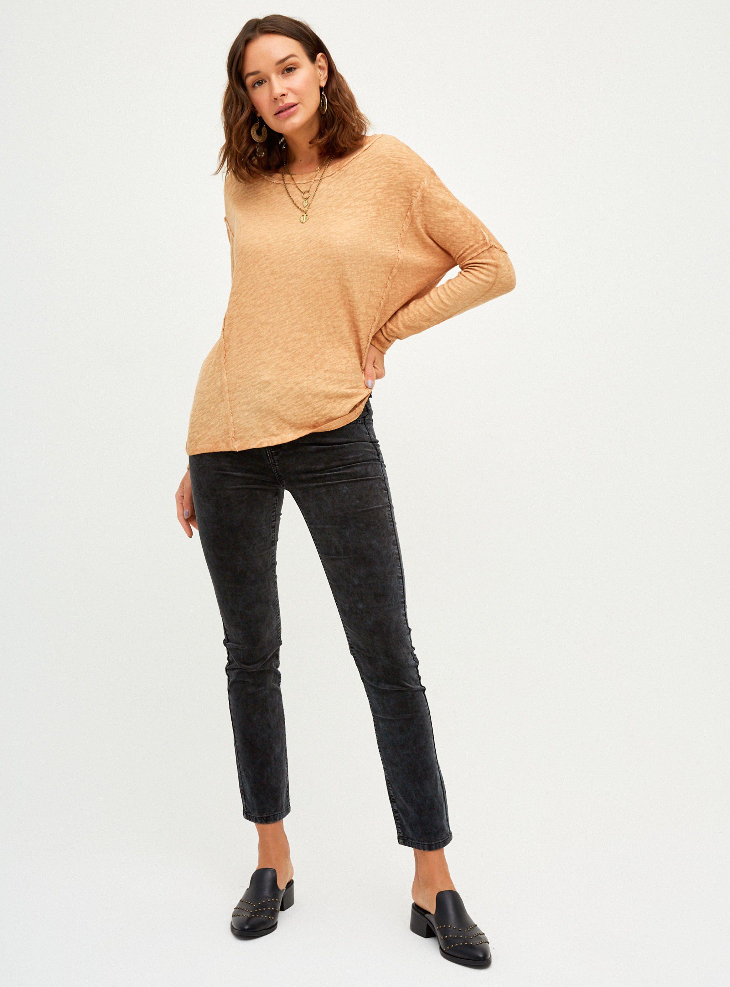 Polera Fit Oversize Detalle de Costuras Centrales a la Vista-3