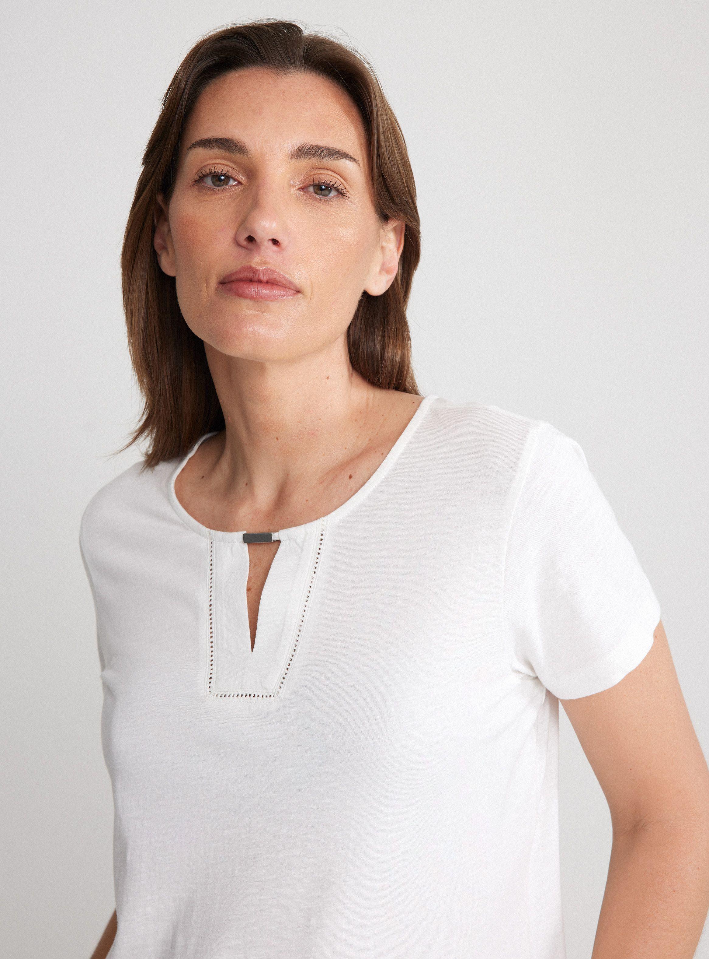 Polera Detalle Encaje y Placa Metálica en Escote-2