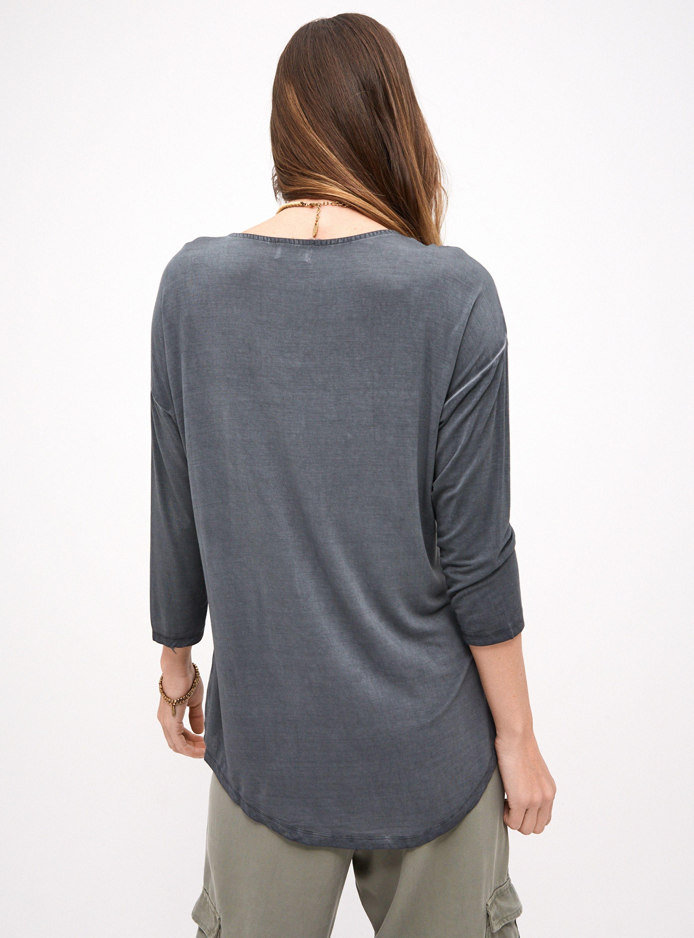 Polera con Proceso de Desgastado y Detalle en Cuello-1