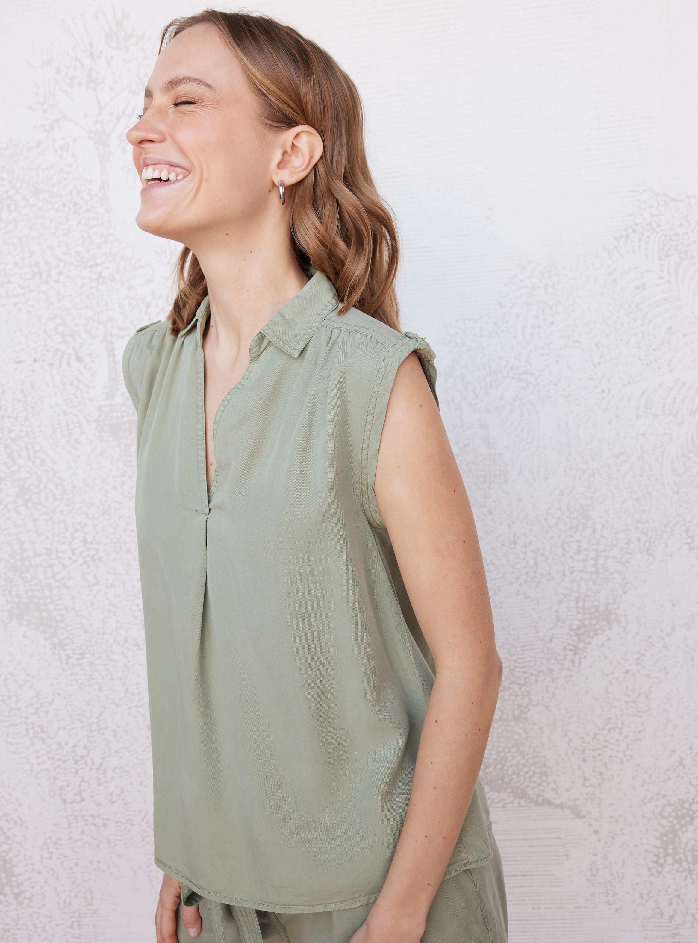 Blusa Abotonada con Pieza en Hombros-2
