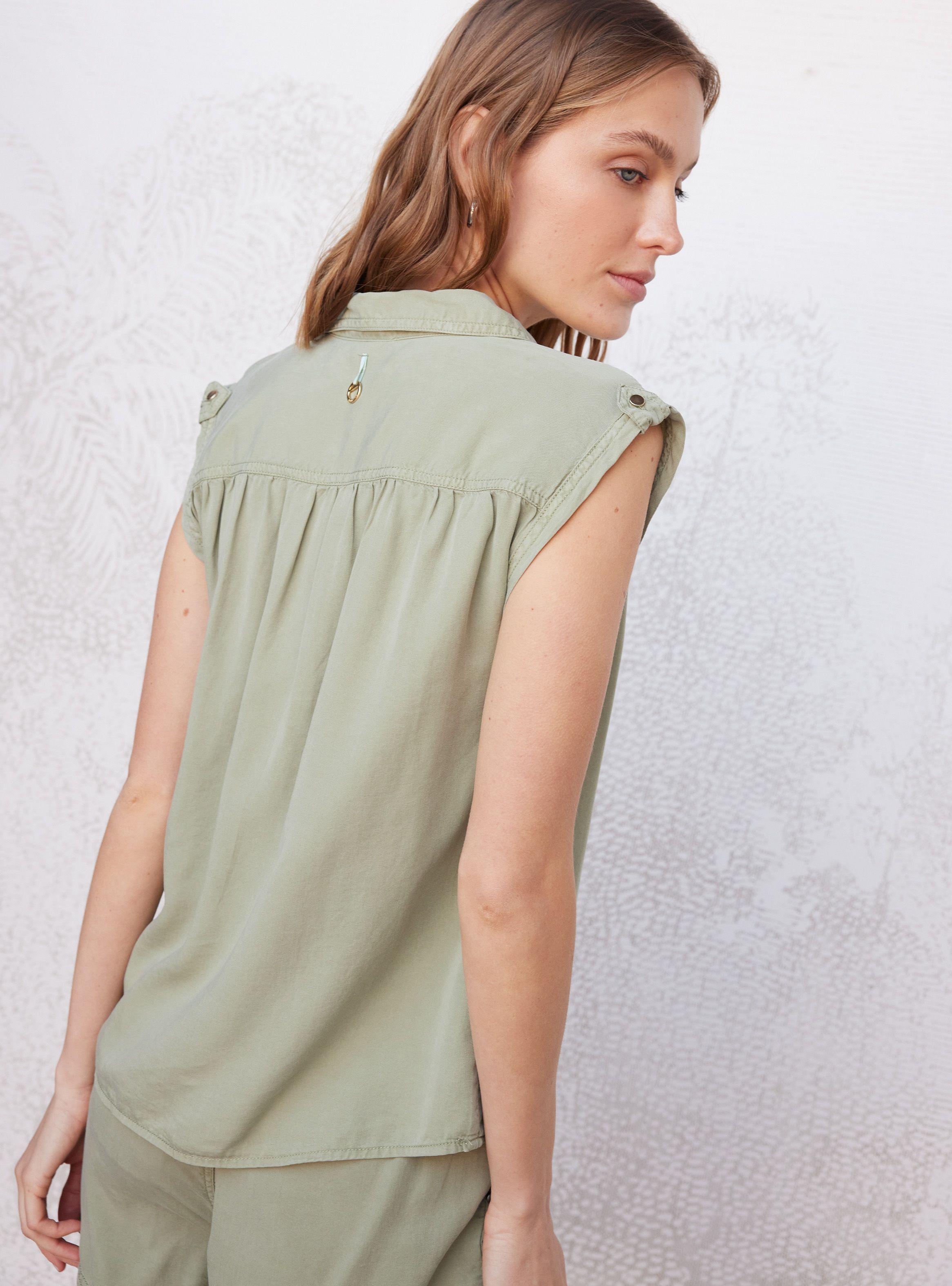Blusa Abotonada con Pieza en Hombros-3