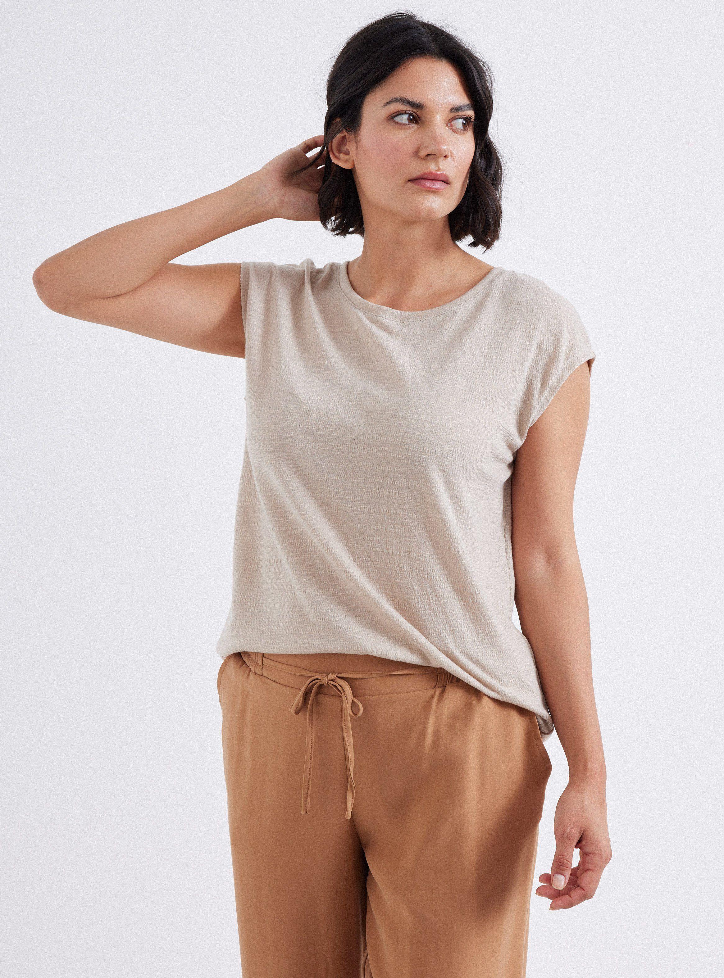 Polera Textura con Botones en Espalda-0