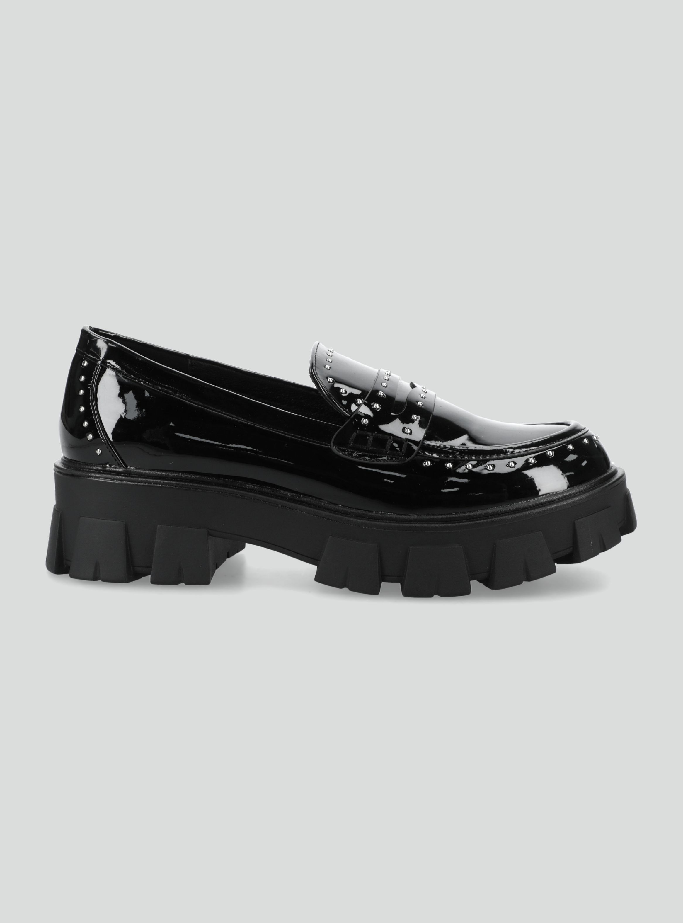 Mocasín con Tachas Metálicas Suela Track Mujer-1