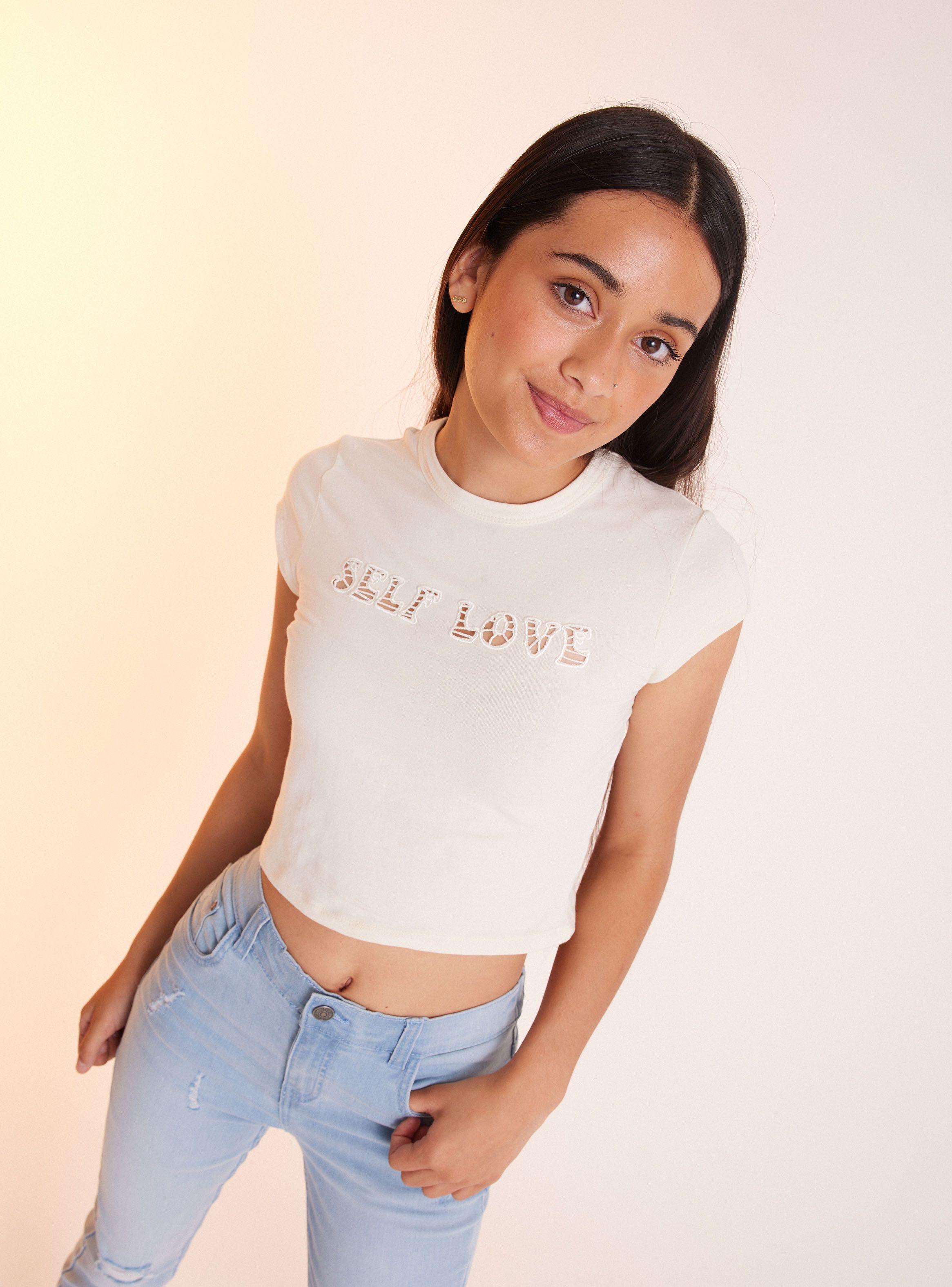 Polera Diseño Bordado con Hoyos en el Pecho-0