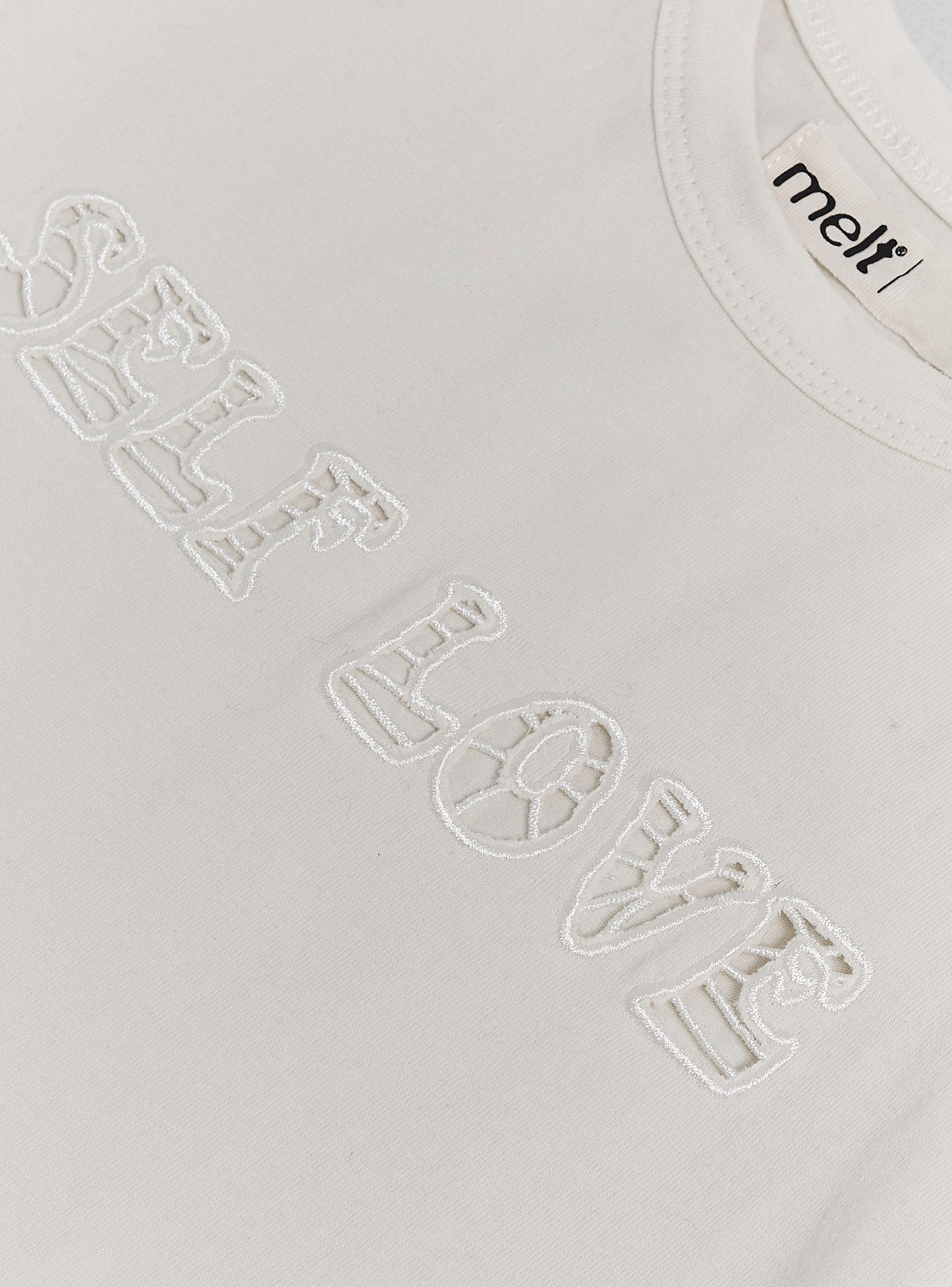 Polera Diseño Bordado con Hoyos en el Pecho-4