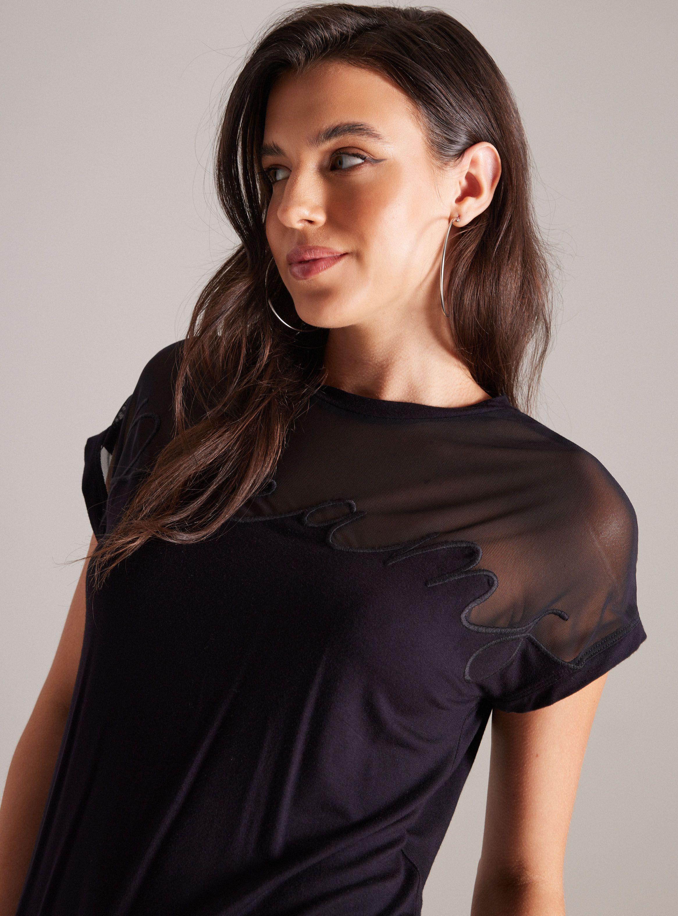 Polera Malla Superior con Bordado de Texto-2