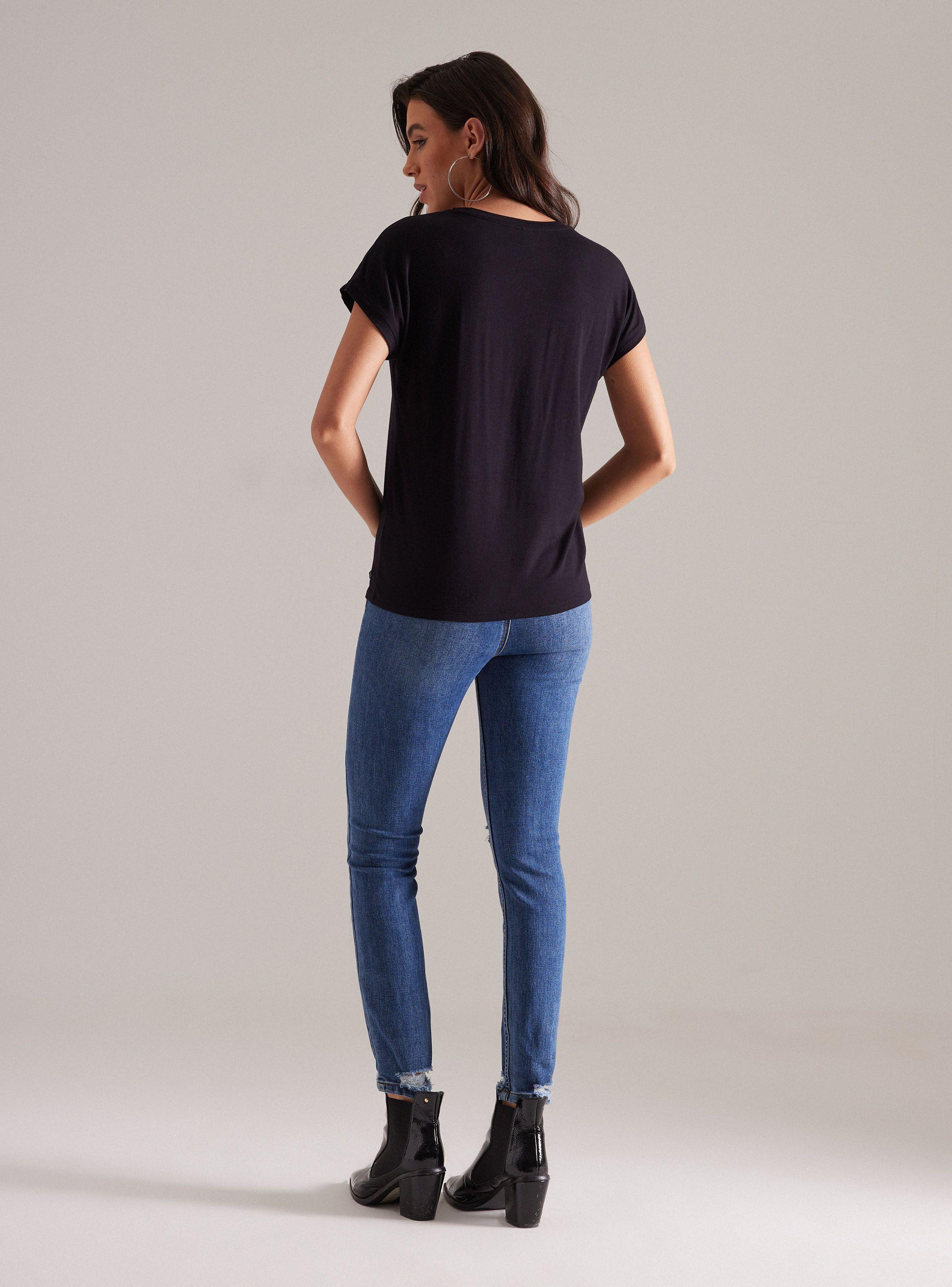 Polera Malla Superior con Bordado de Texto-5