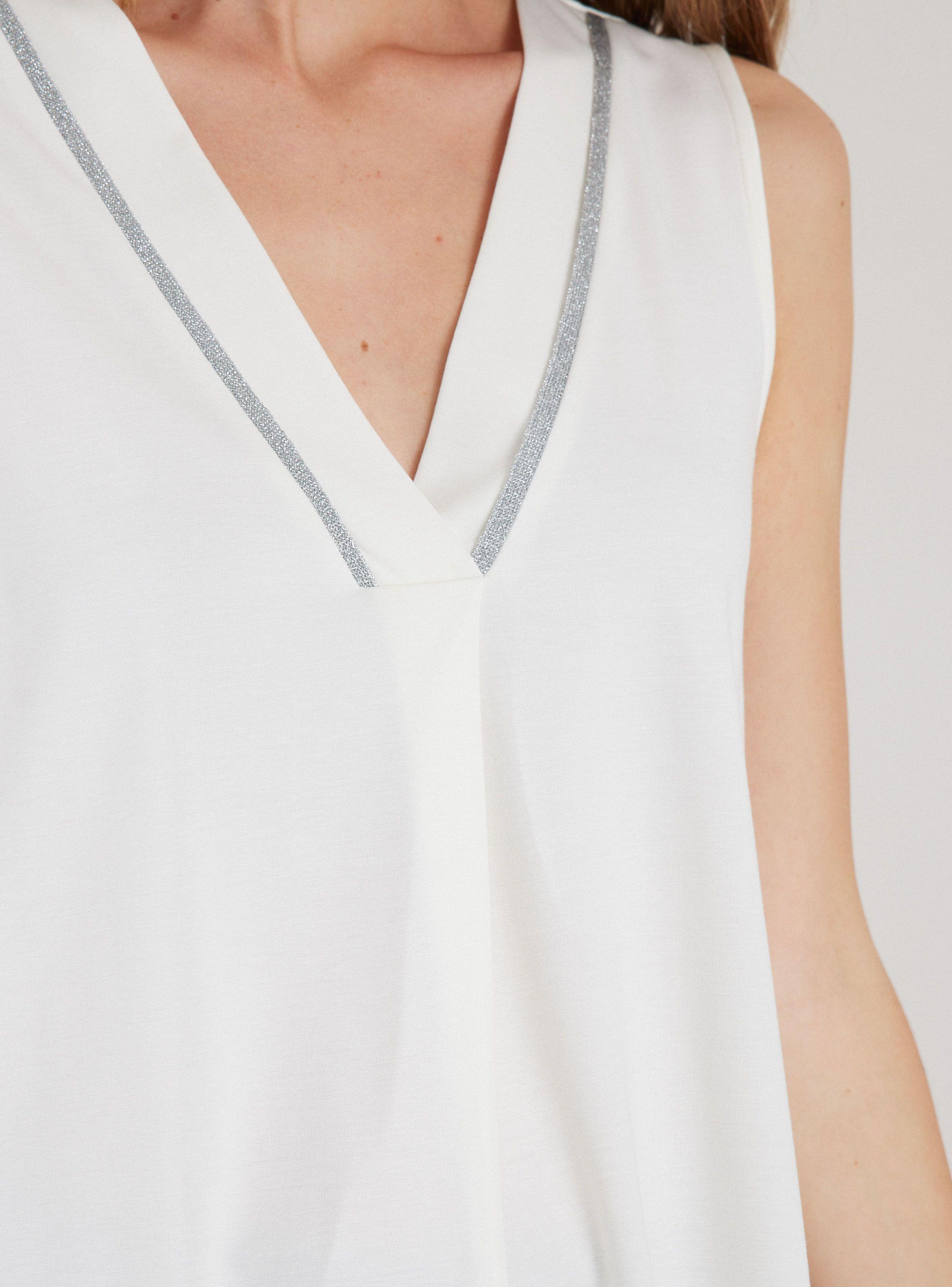 Polera Con Detalle Metalizado En Escote Y Pinza-3