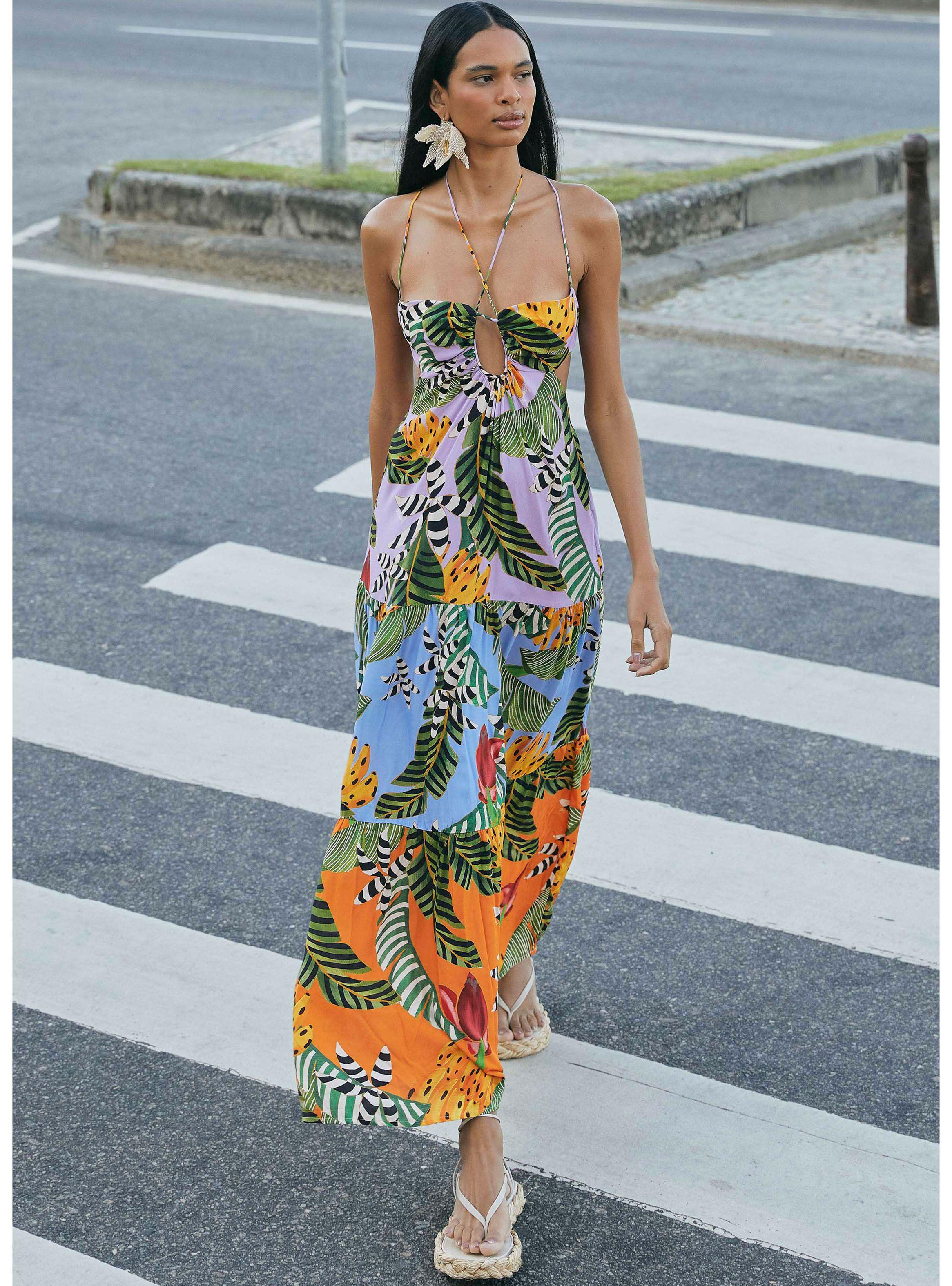 Vestido Halter Sin Mangas Con Agujero Frontal-0