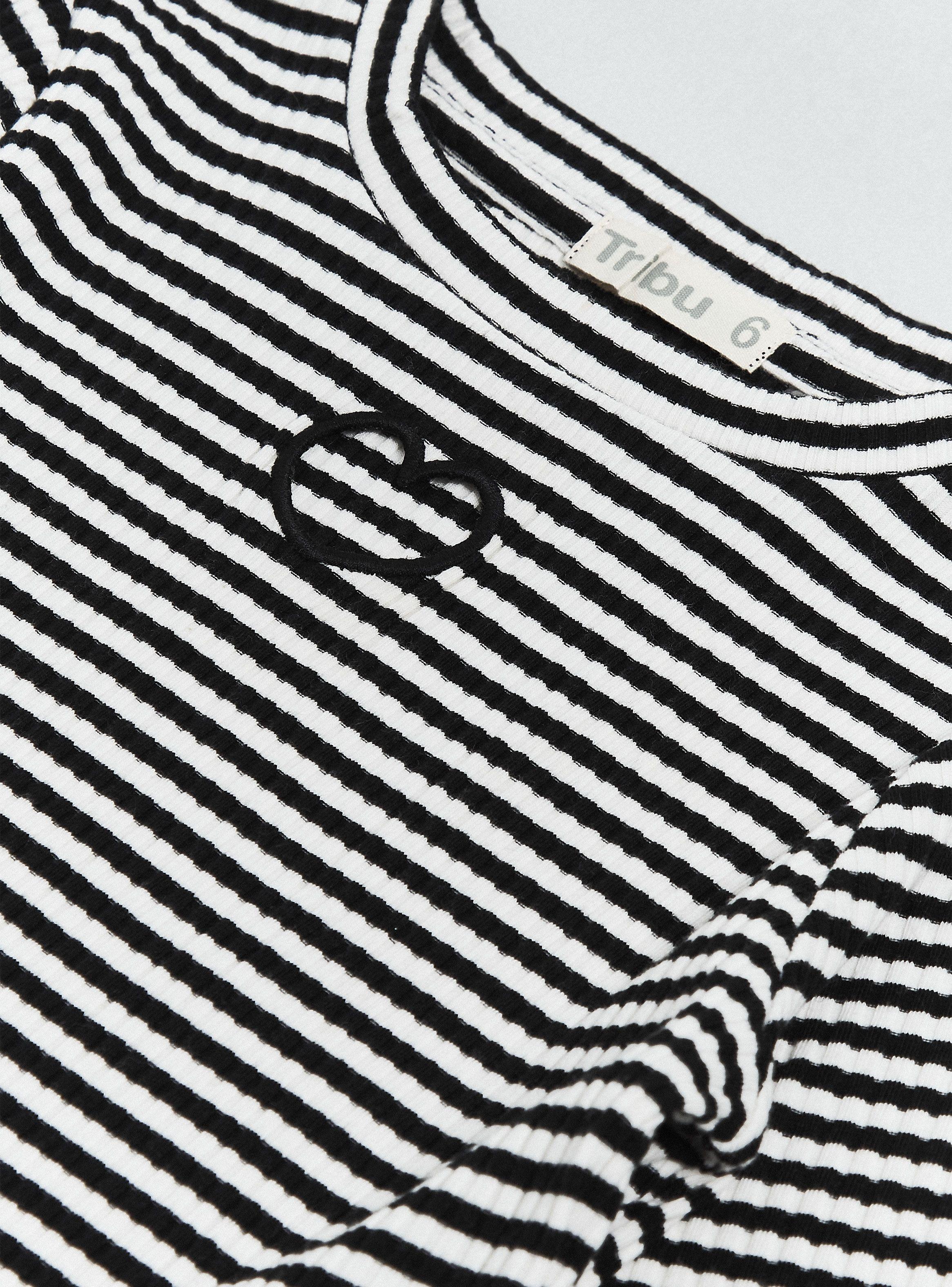 Polera Rib Cut Out Bordado Corazon-4