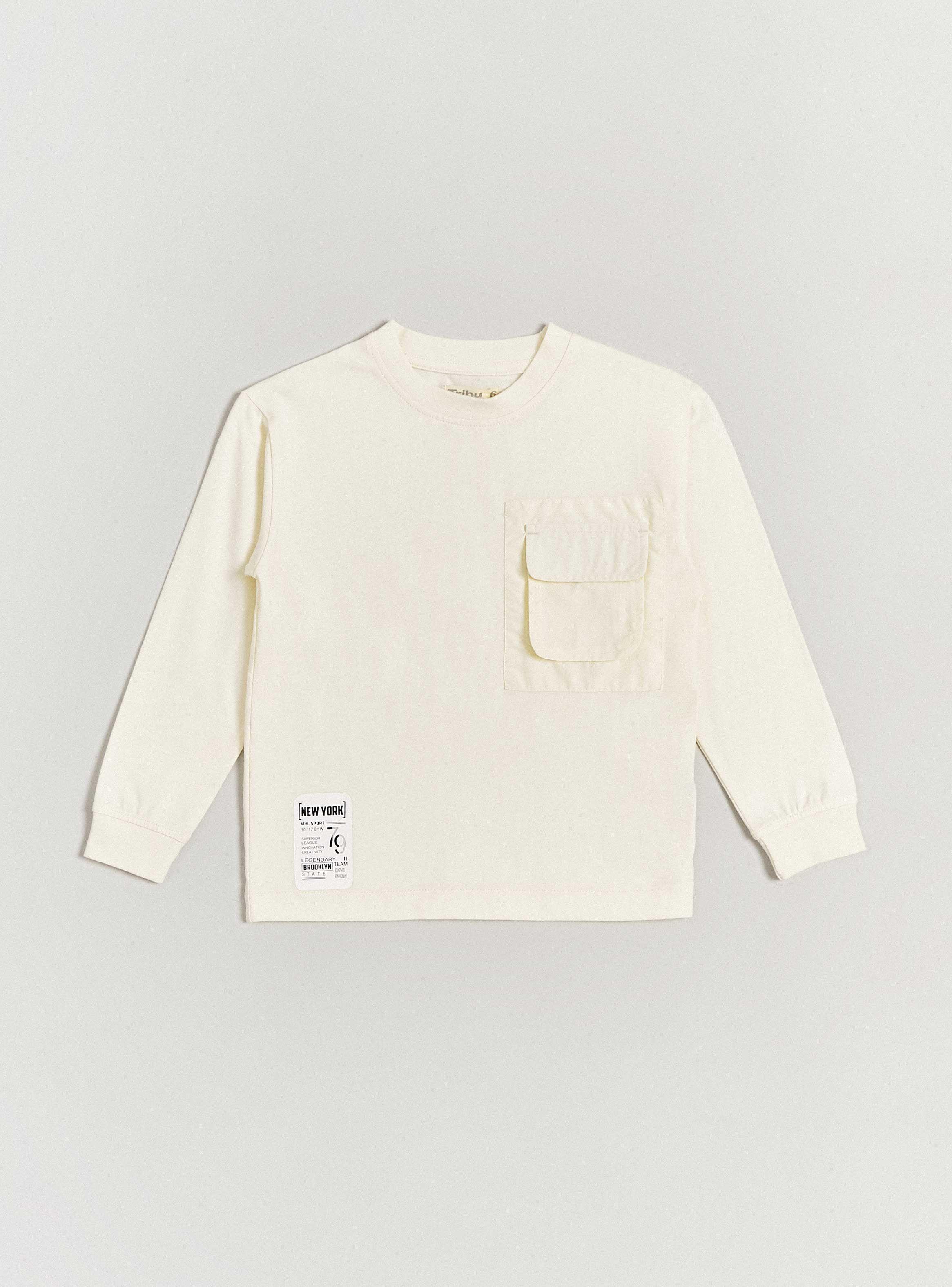 Polera Bolsillo Frontal y Parche Estampado-2