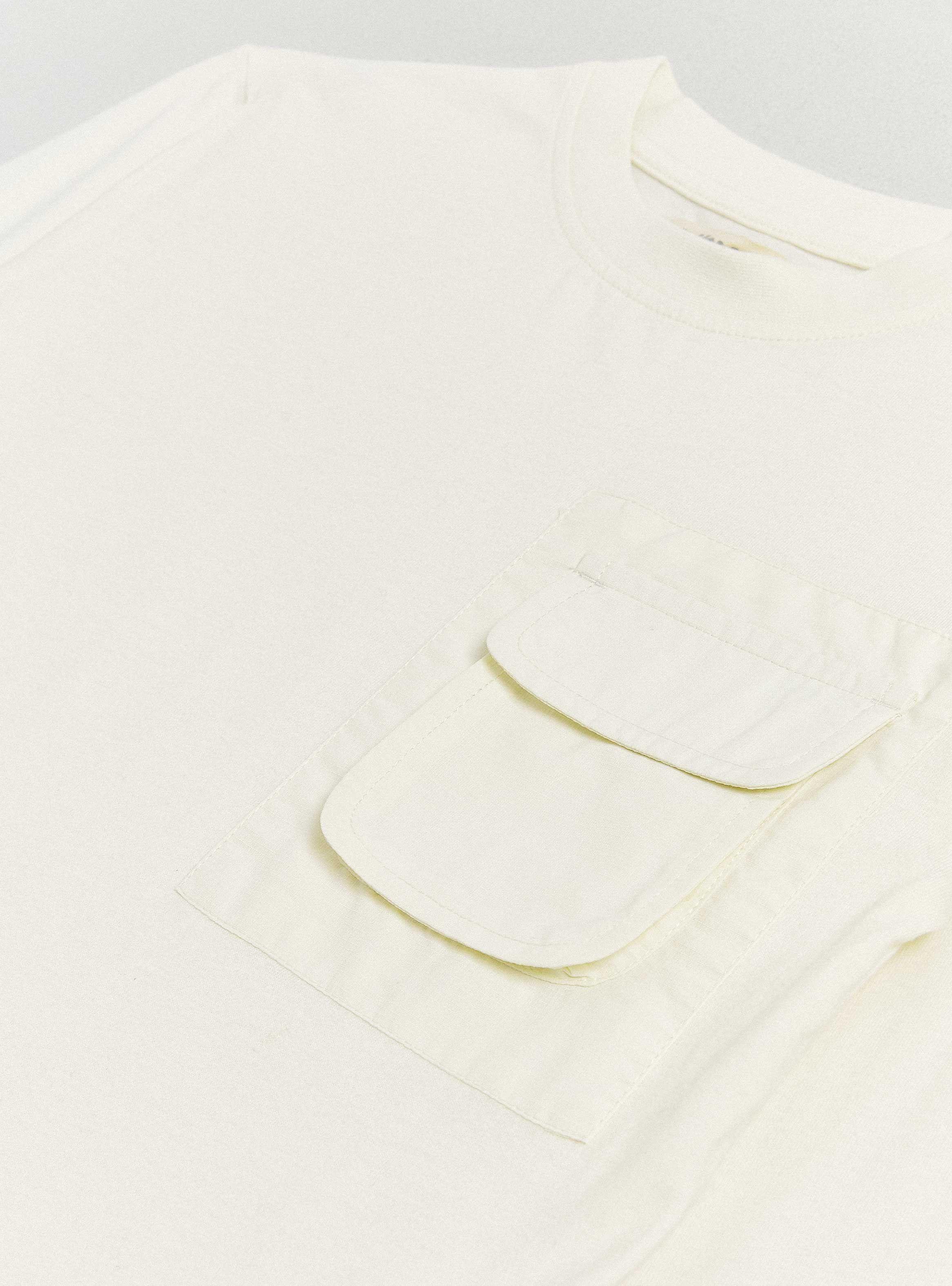 Polera Bolsillo Frontal y Parche Estampado-4