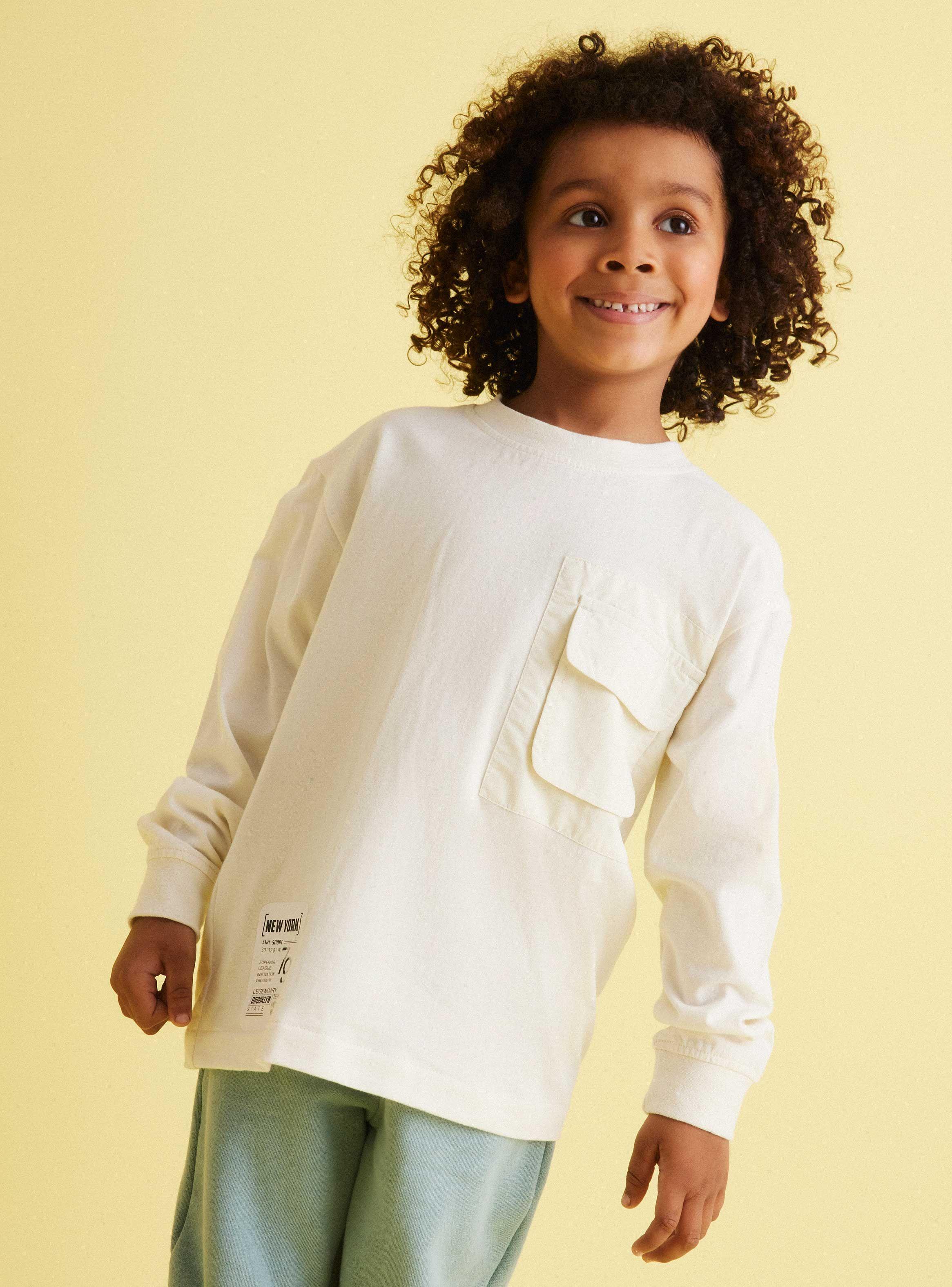 Polera Bolsillo Frontal y Parche Estampado-0