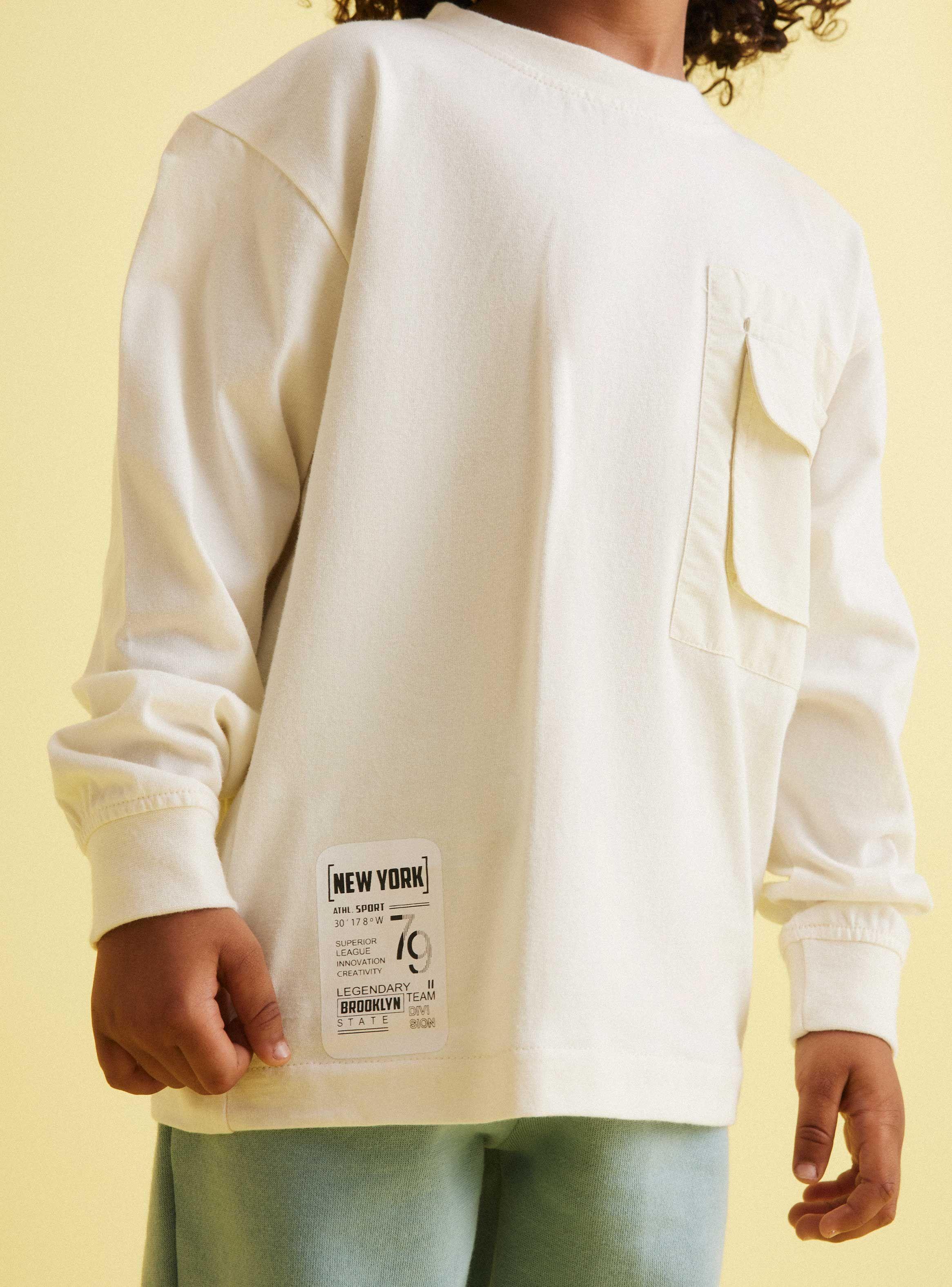 Polera Bolsillo Frontal y Parche Estampado-1