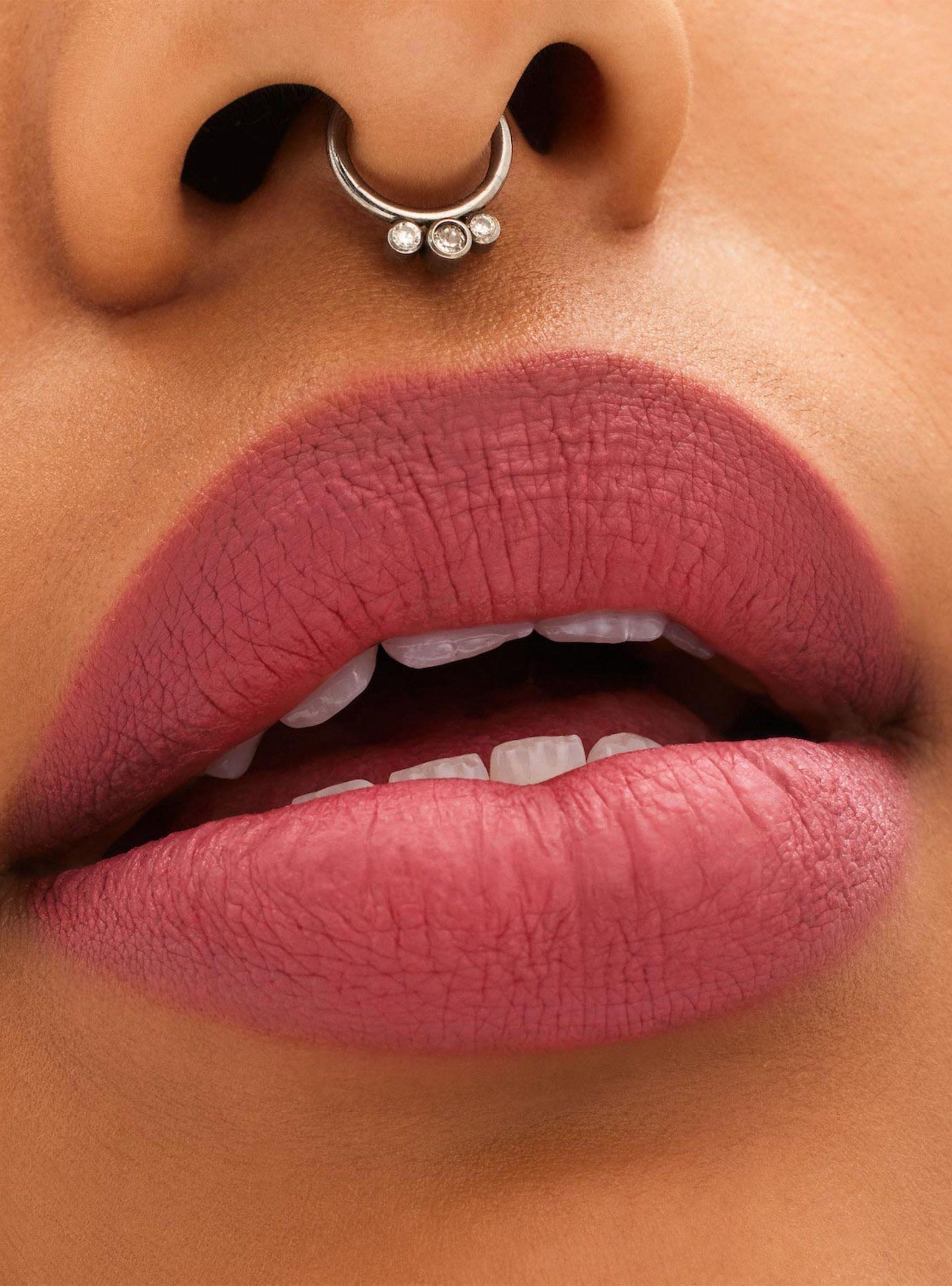 Labial M·A·C Locked Kiss Lipstick Connoisseur 1.8 g-3