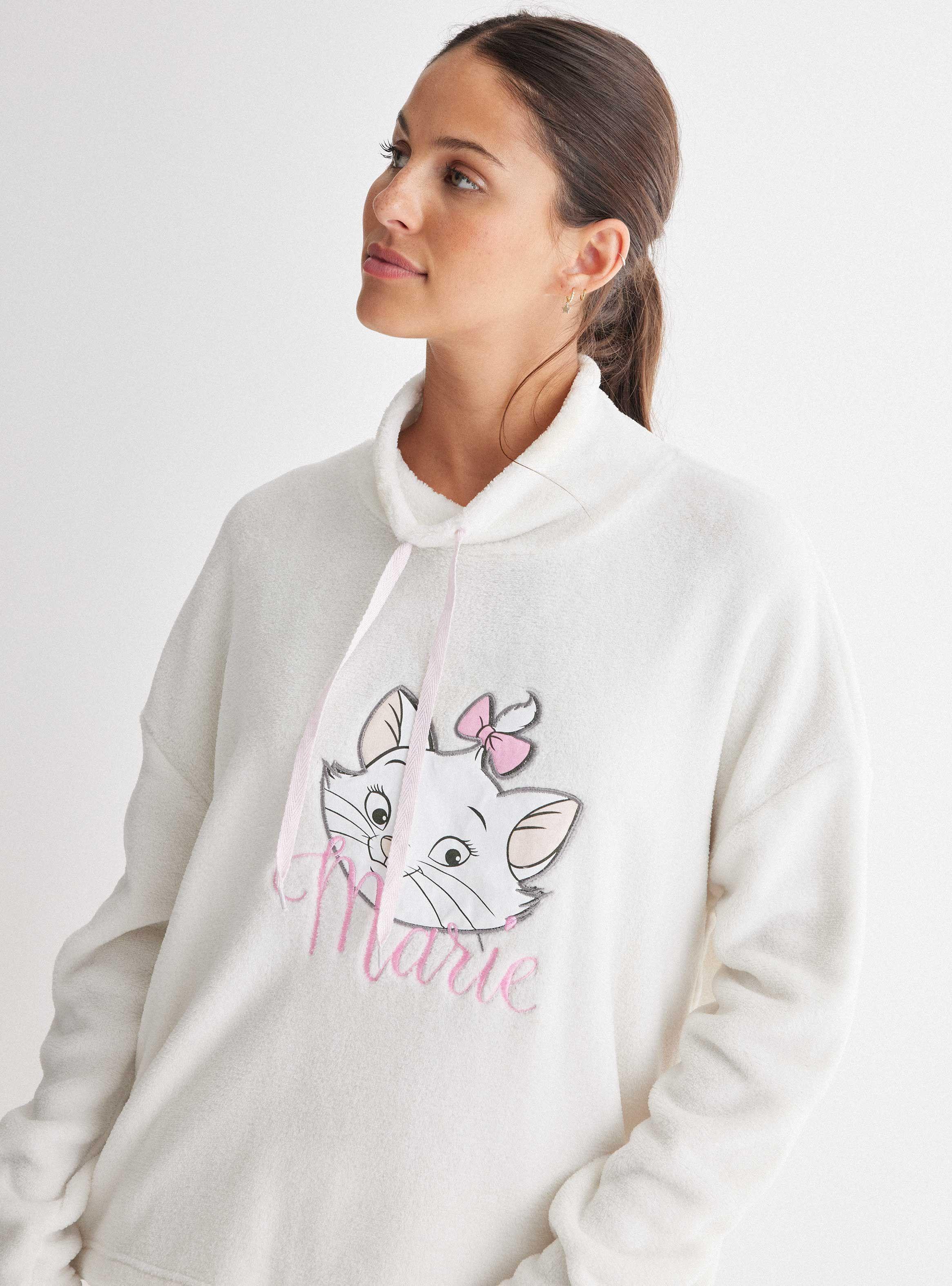 Pijamas Largo Licencia Marie Aplicación Bordada Coral-2