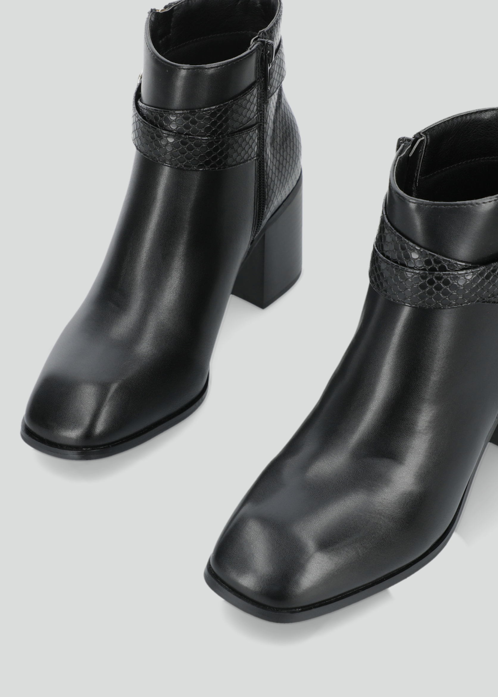 Botín con Textura y Correa decorativa Mujer-4