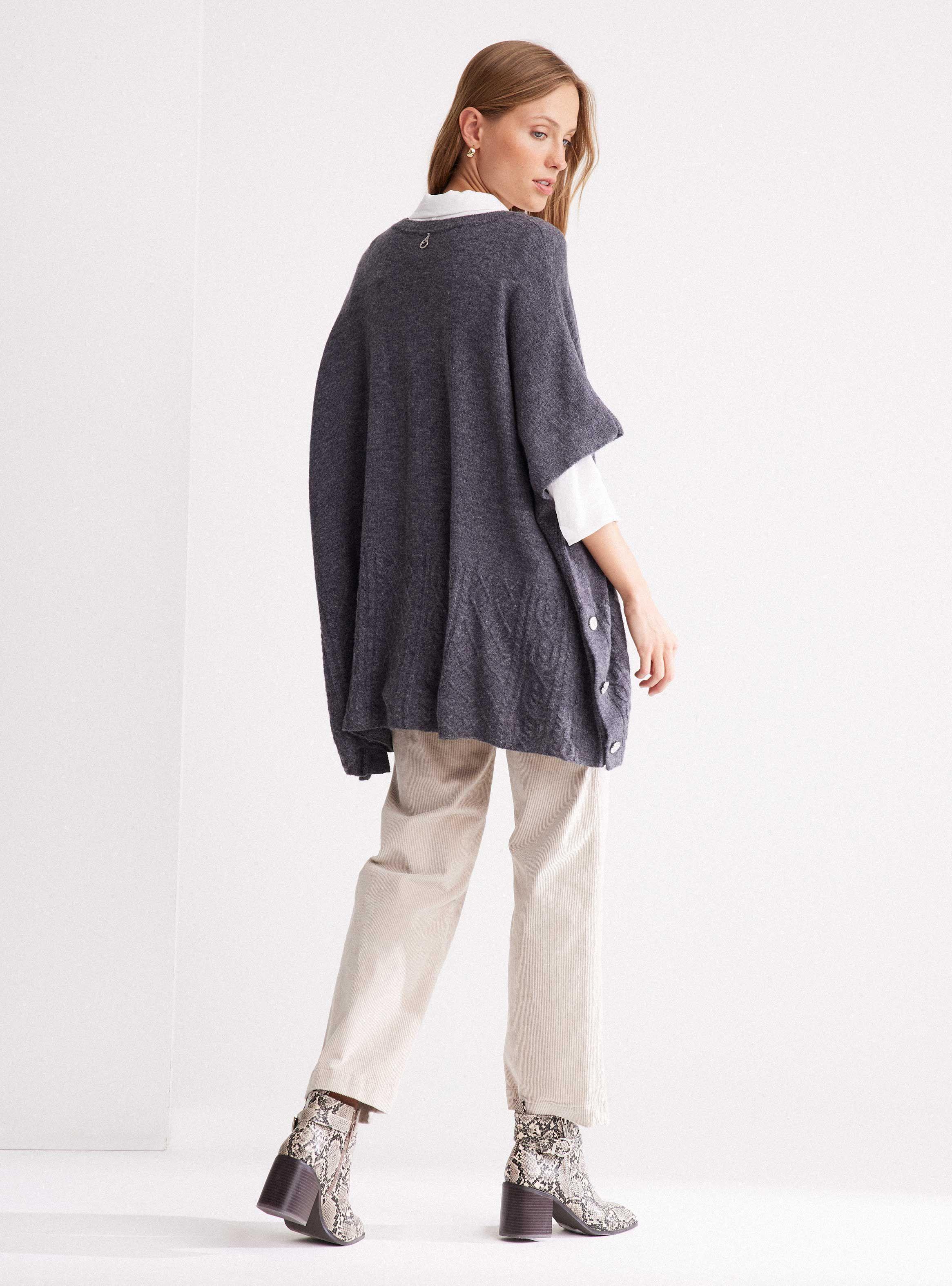 Sweater Poncho Con Lana Y Botones En Costado-5
