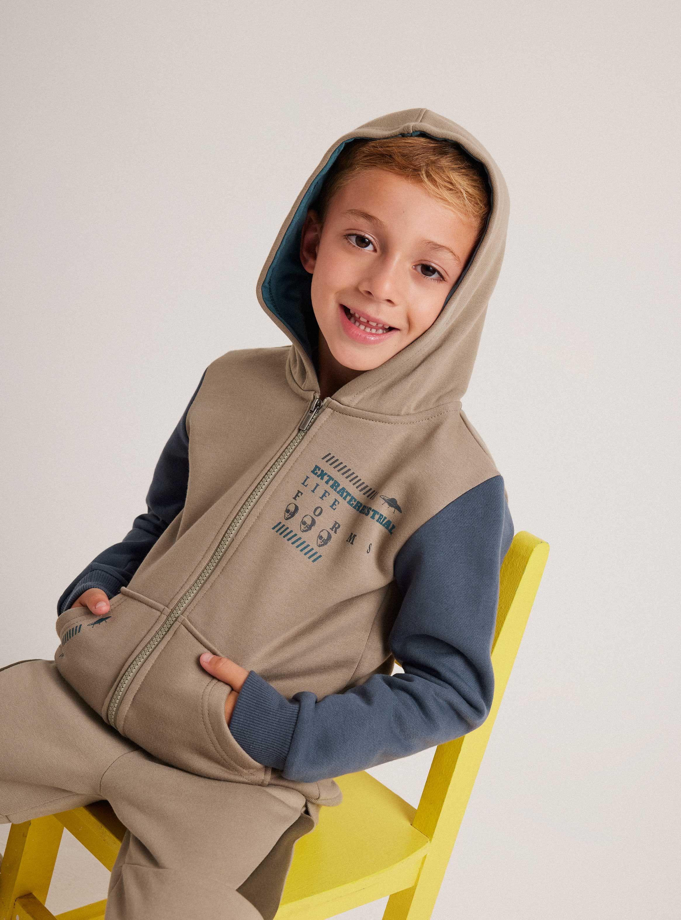 Polerón Sporty Con Gorro y Manga Caída-0