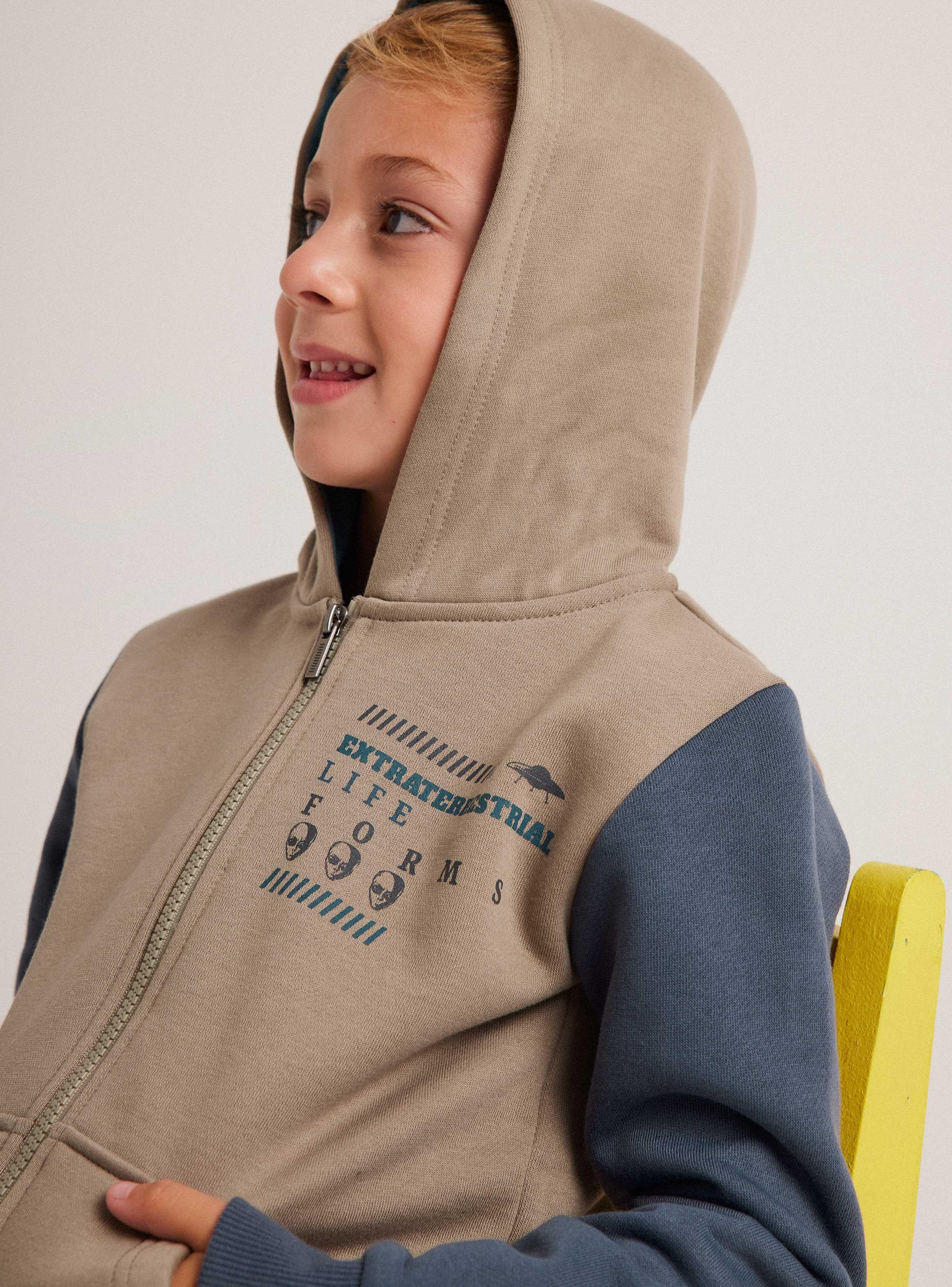 Polerón Sporty Con Gorro y Manga Caída-1